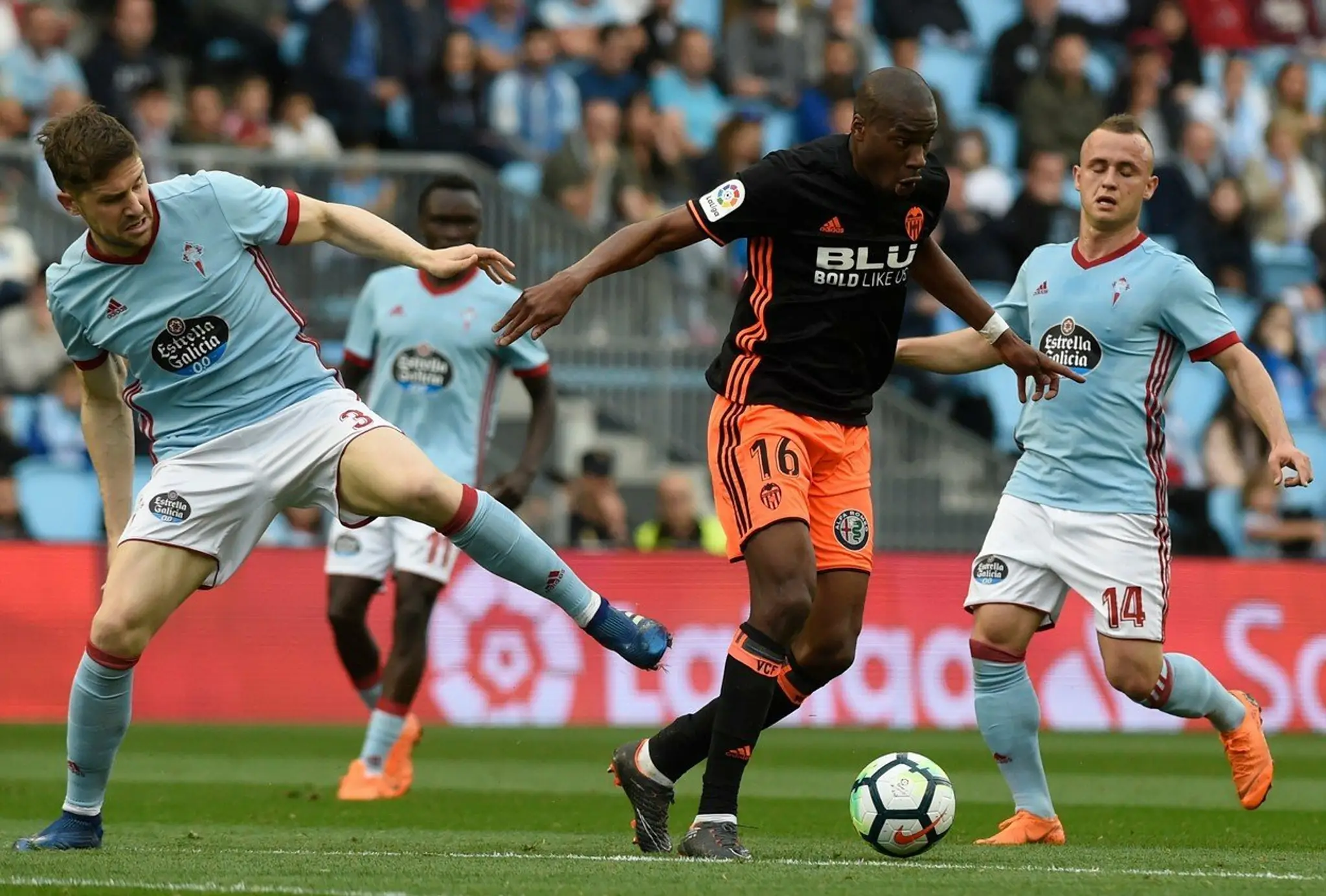 Andreu Fontas a Stano Lobotka (obaja CeltaVigo) v súboji o loptu s Geoffreyom Kondogbiom (Valencia).
