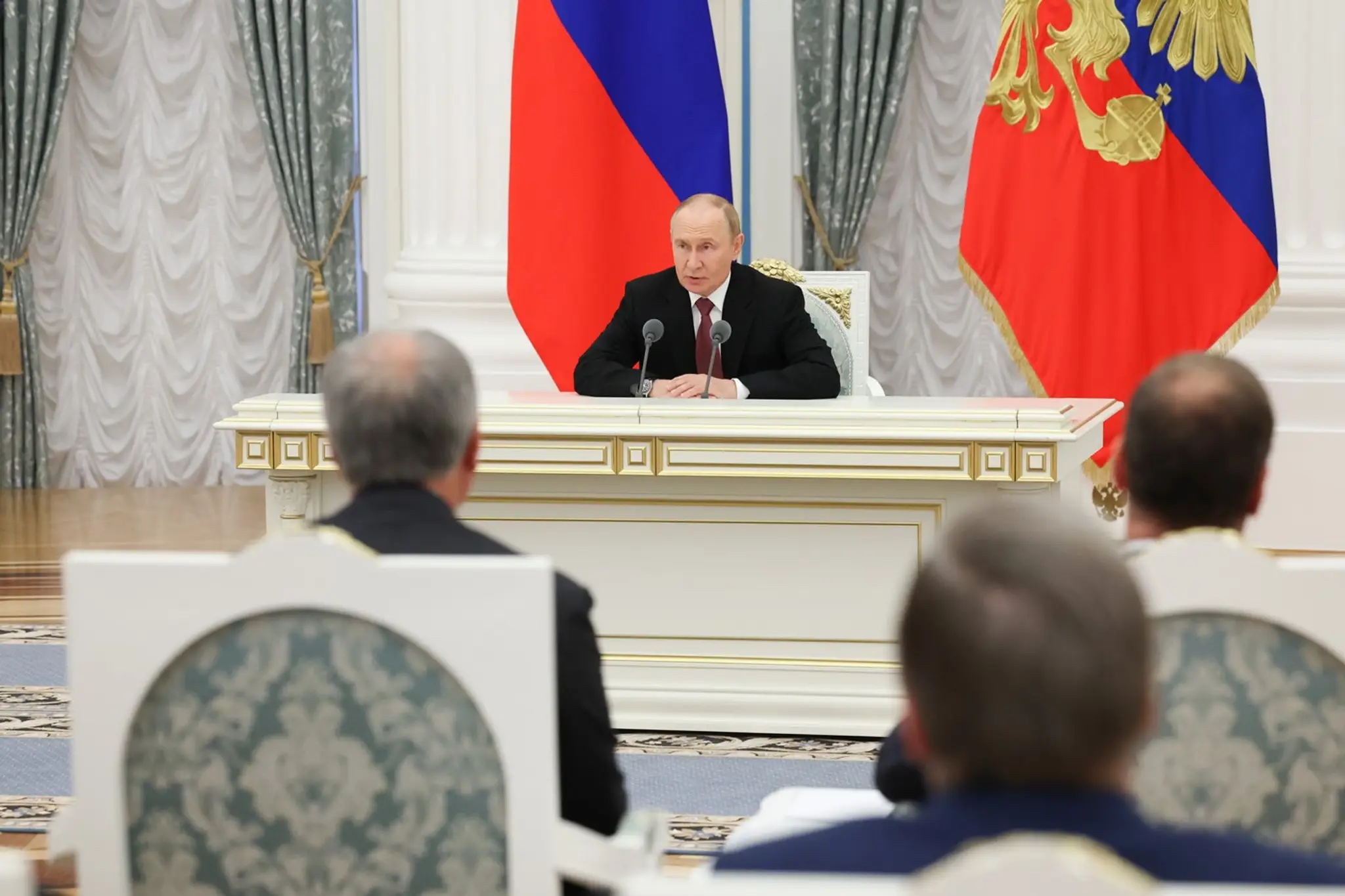 Ruský prezident Vladimir Putin informuje o samite na ALjaške na stretnutí usporiadanom v Kremli.
