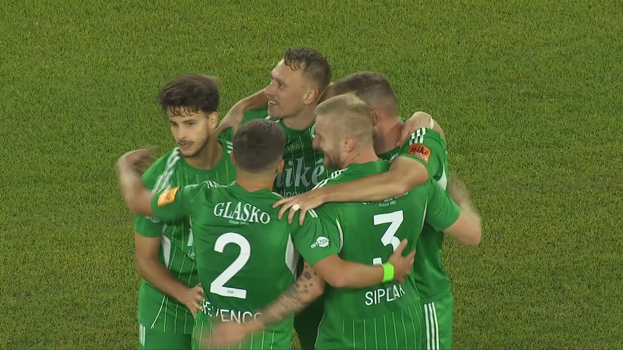 Futbalisti Prešova oslavujú víťazstvo.