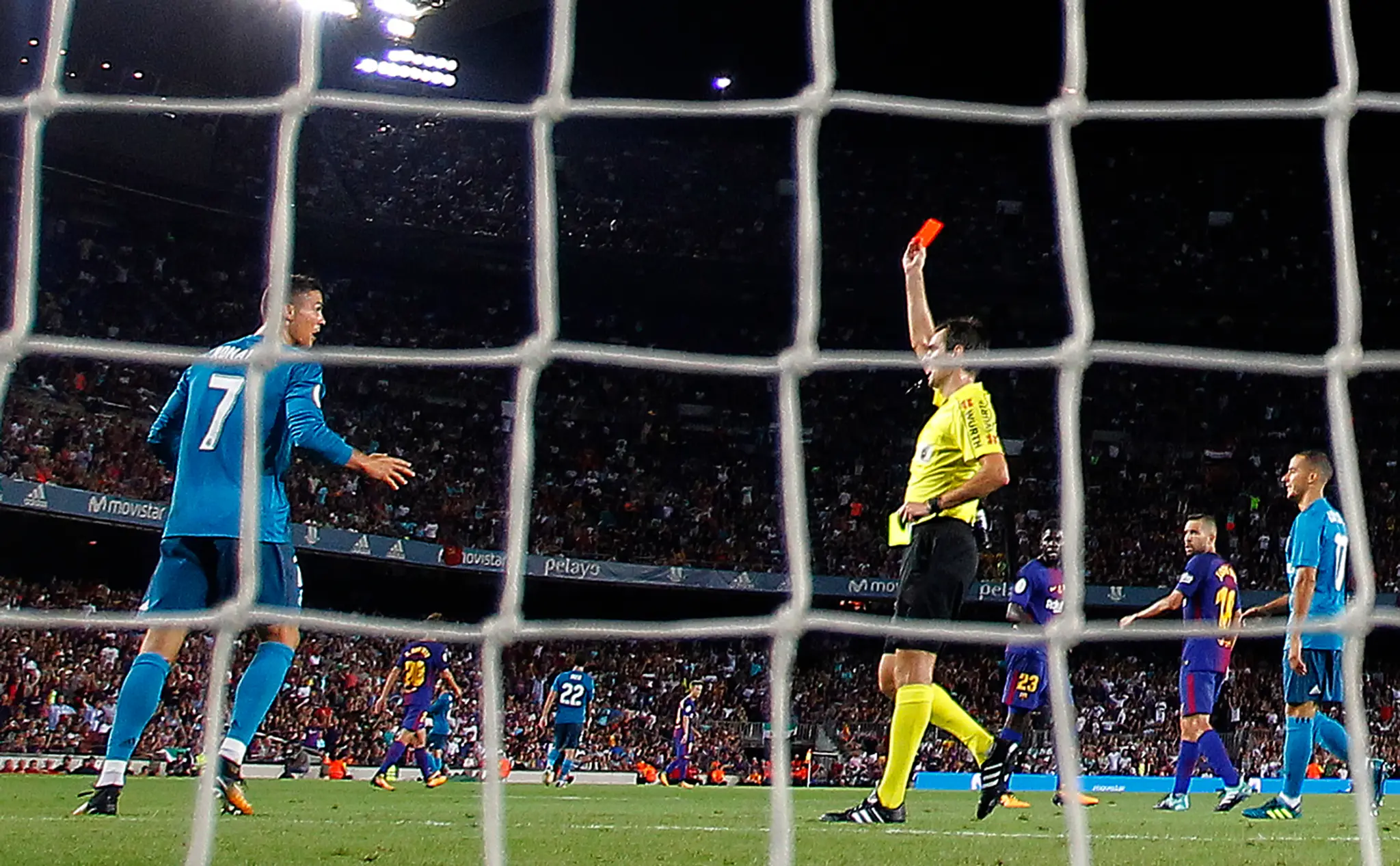 Rozhodca Ricardo de Burgos ukazuje červenú kartu Cristianovi Ronaldovi.