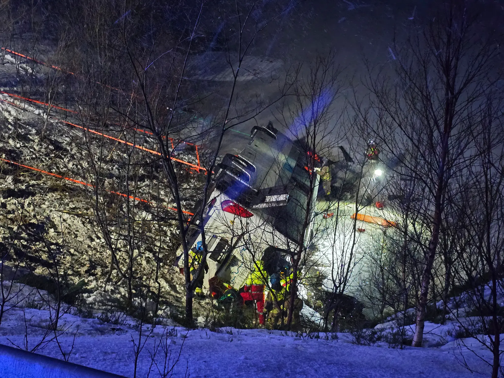 Autobus vezúci aj zahraničných turistov zišiel z cesty a čiastočne sa ponoril do jazera.