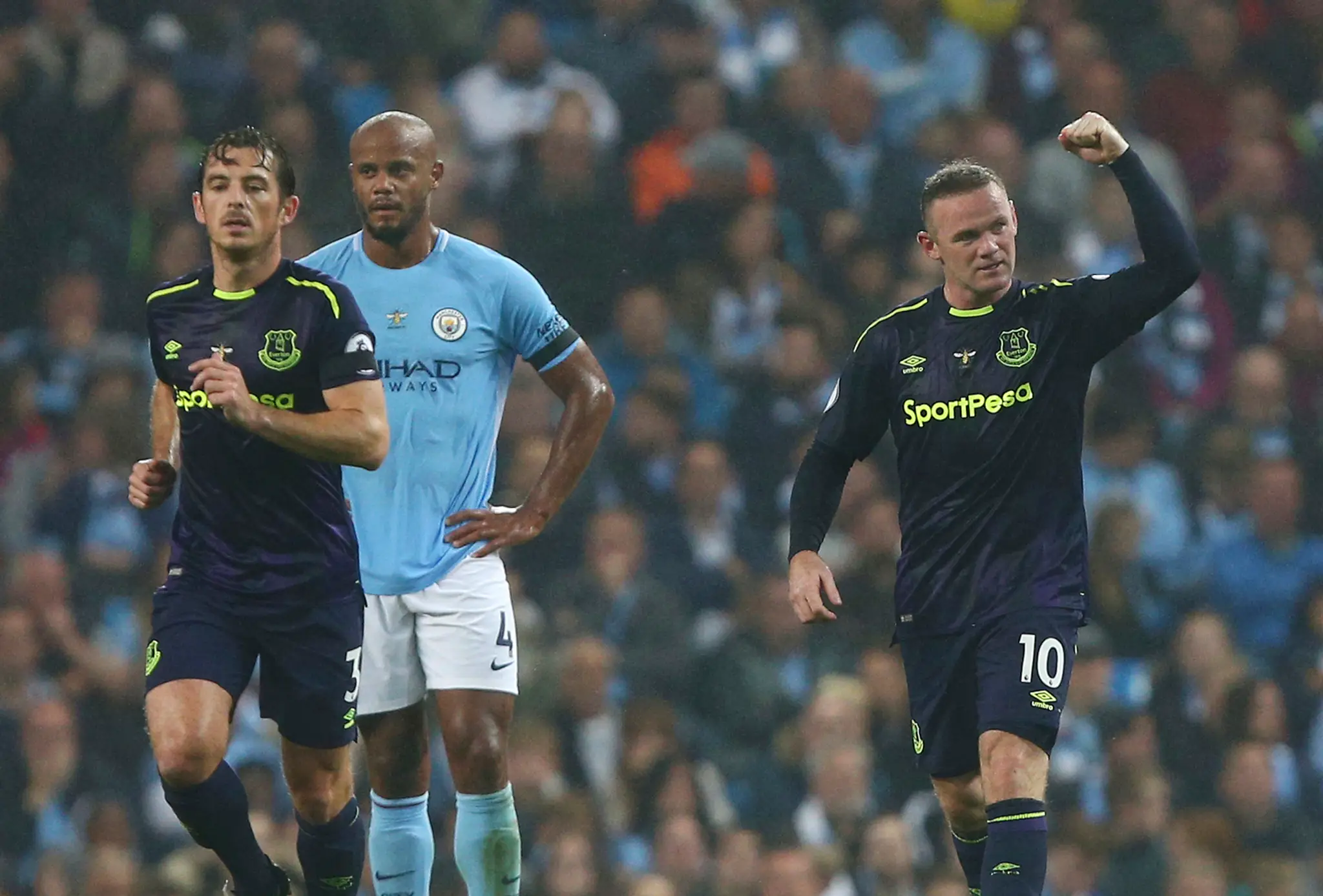 Wayne Rooney (Everton) oslavuje svoj gól do siete Man City.