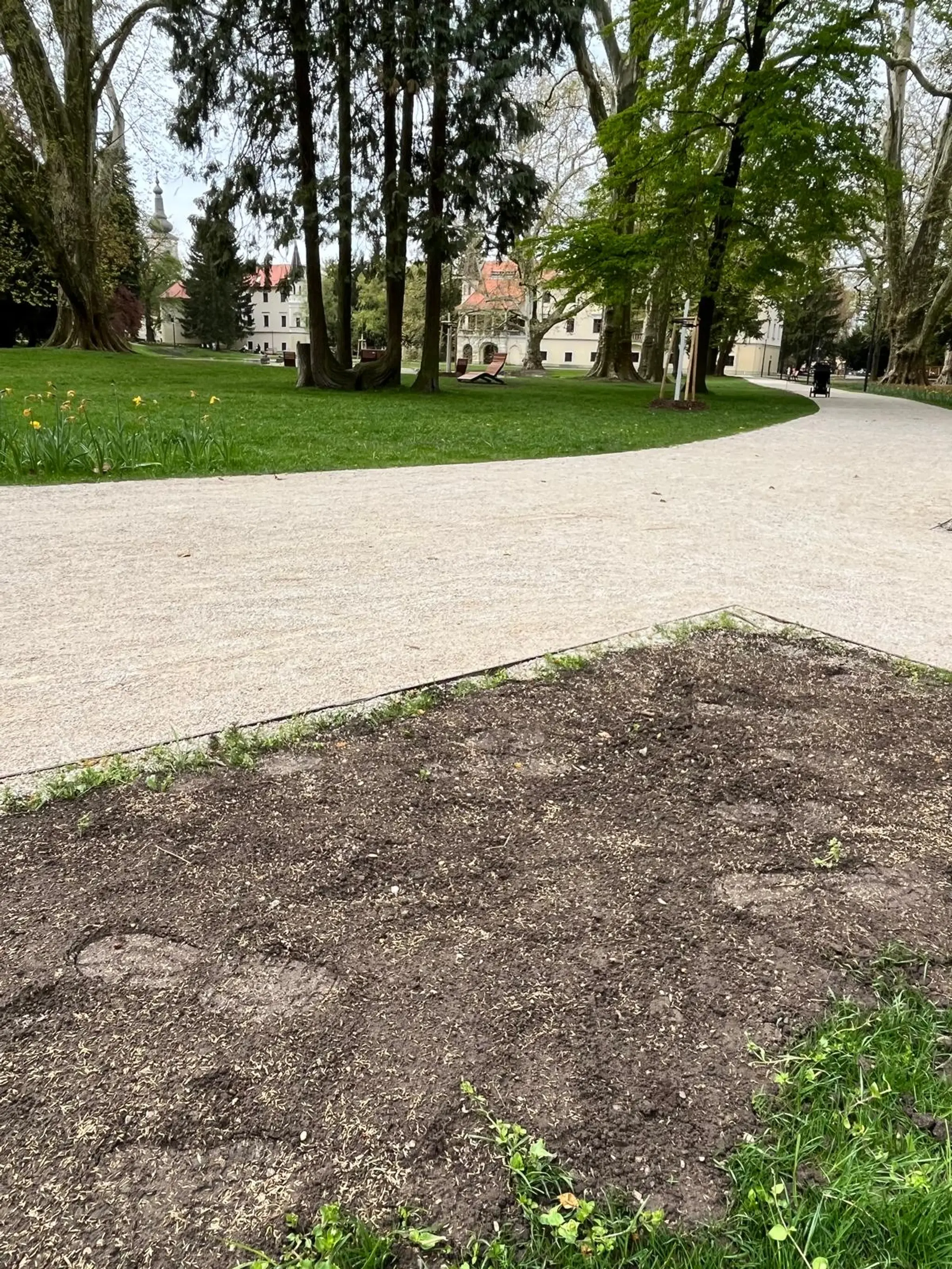 Stupavský park vandali zničili len deň po otvorení.