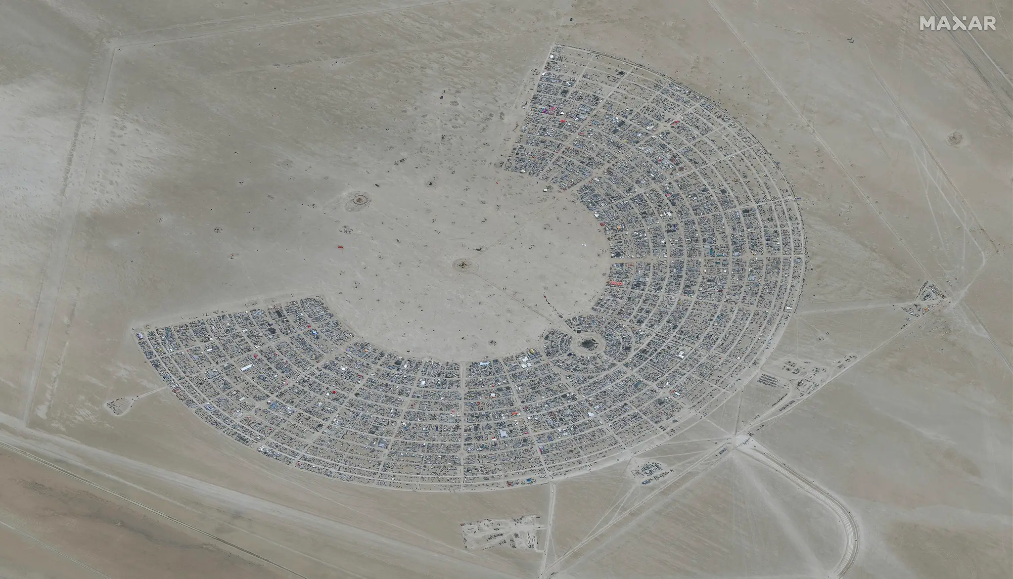 Areál hudobného festivalu Burning Man v púšti v Nevade sa po dažďoch topí v bahne.