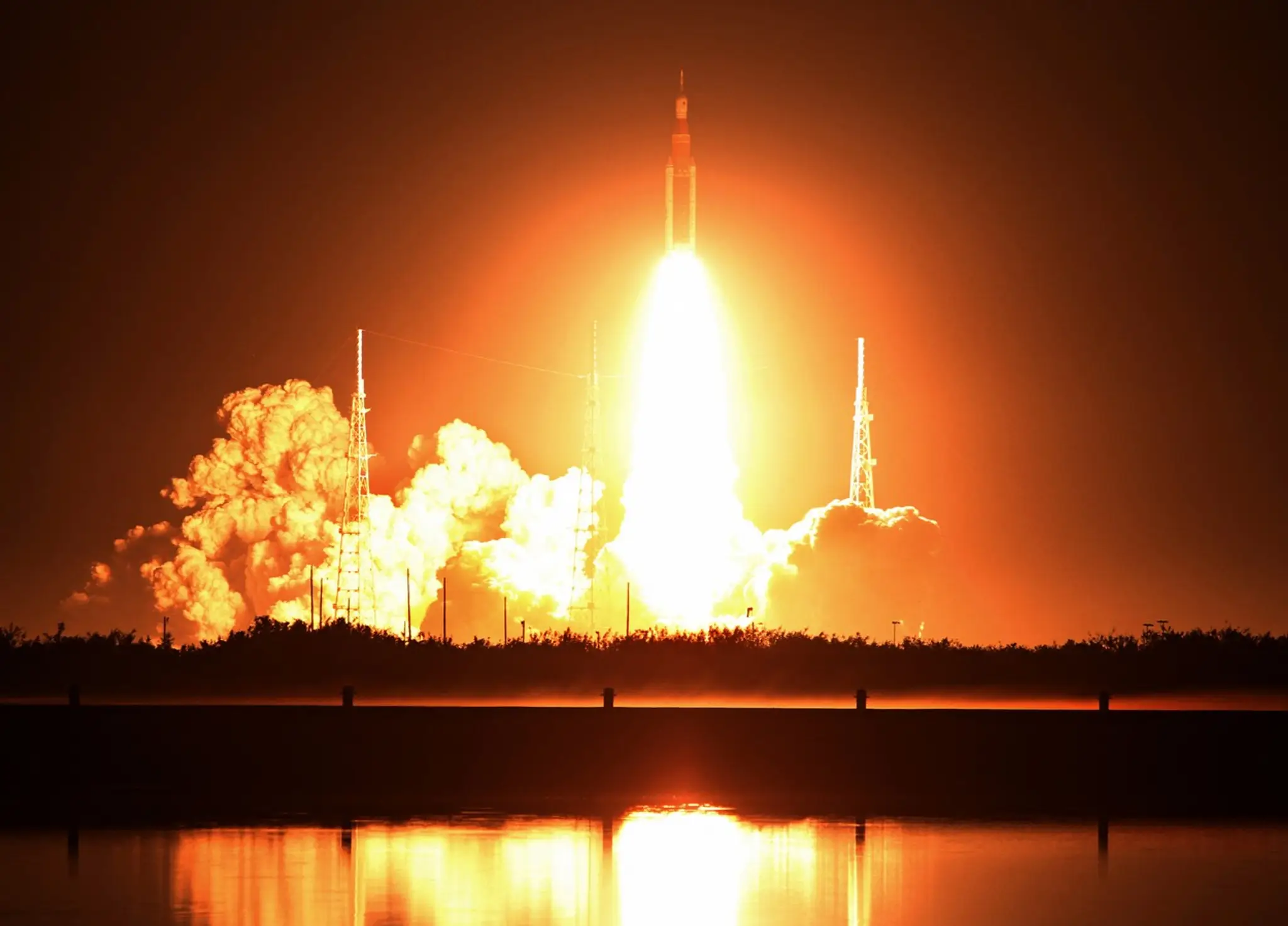 Americký Národný úrad pre letectvo a vesmír (NASA) v stredu úspešne vypustil raketu Space Launch System (SLS) na cestu k Mesiacu. 