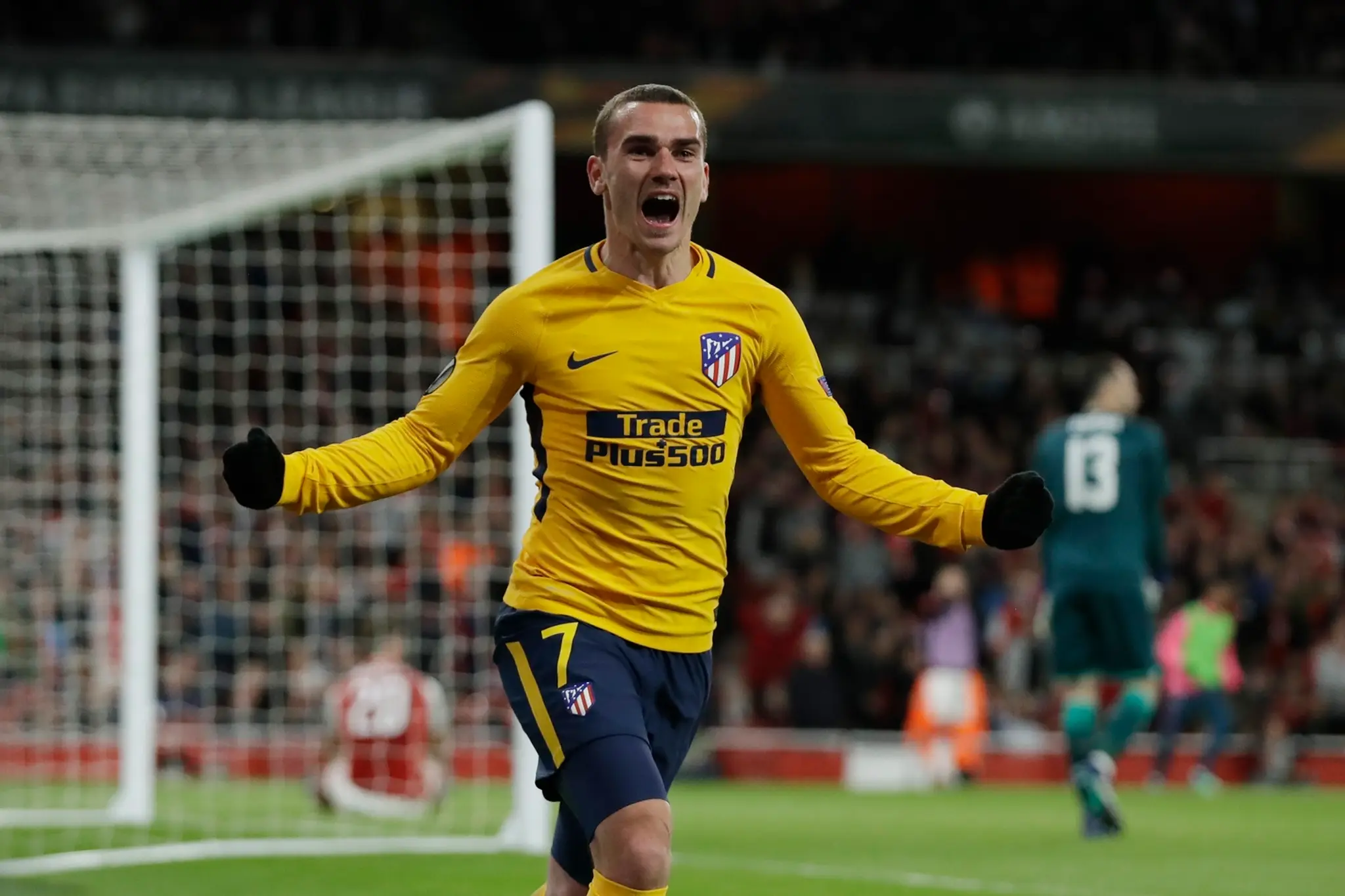 Antoine Griezmann z Atlética Madrid oslavuje svoj gól v prvom semifinále EL na pôde Arsenalu.