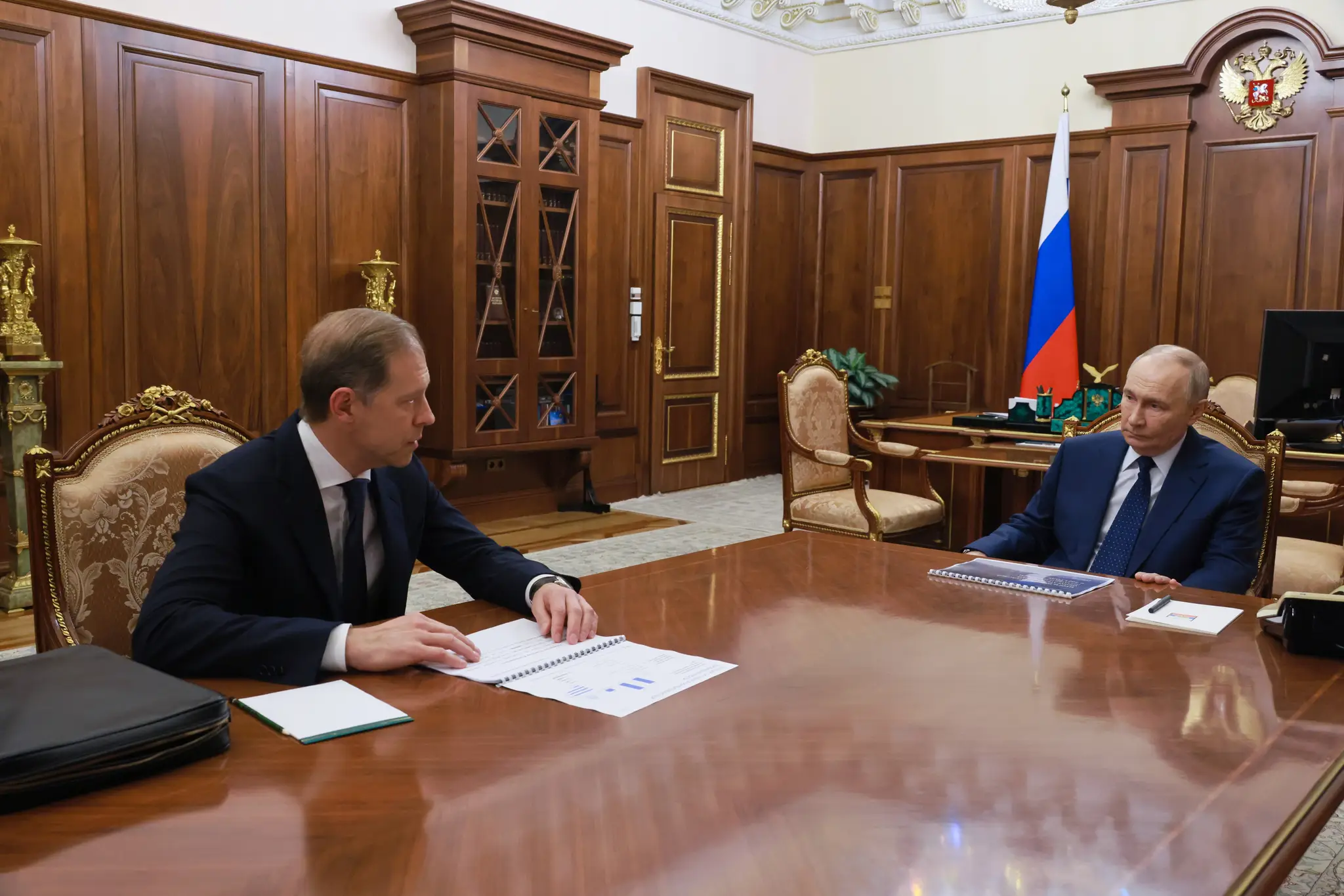 Ruský prezident Vladimir Putin (vpravo) počúva ruského prvého vicepremiéra Denisa Manturova v Kremli v Moskve.