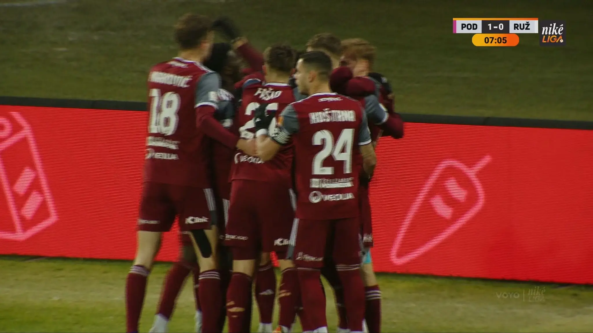 Futbalisti Podbrezovej sa tešia z gólu.