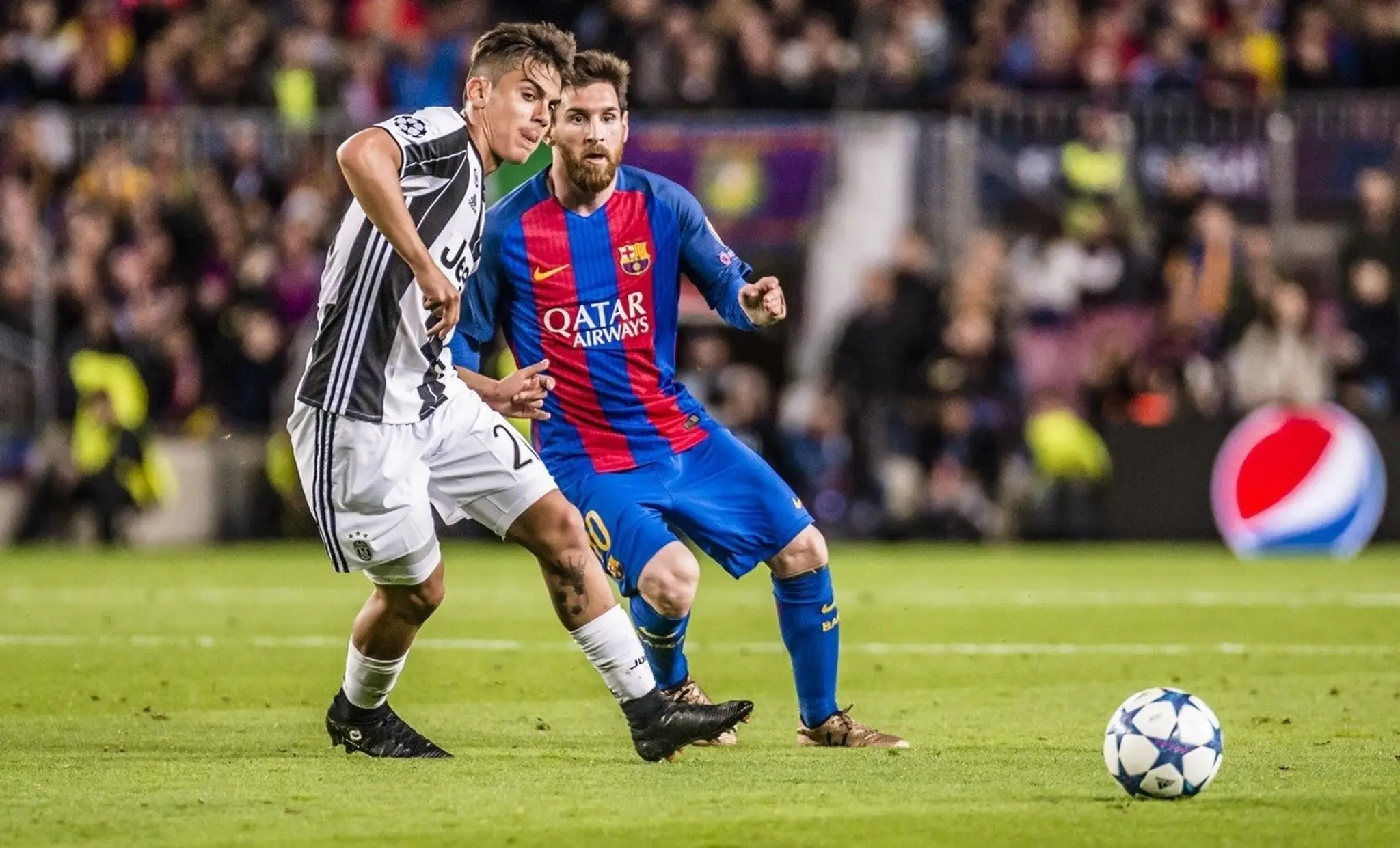 Paulo Dybala a Lionel Messi v súboji o loptu počas štvrťfinále LM 2016/2017.