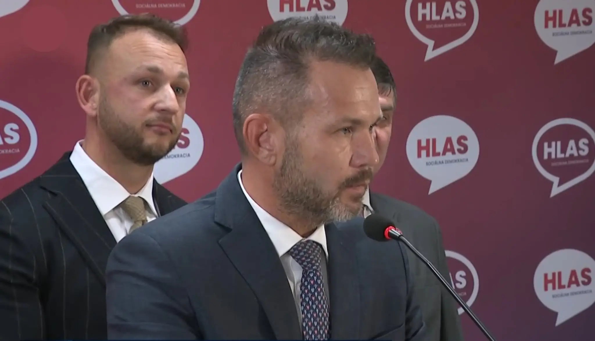 Poslanec za Hlas Branislav Becík (v strede).