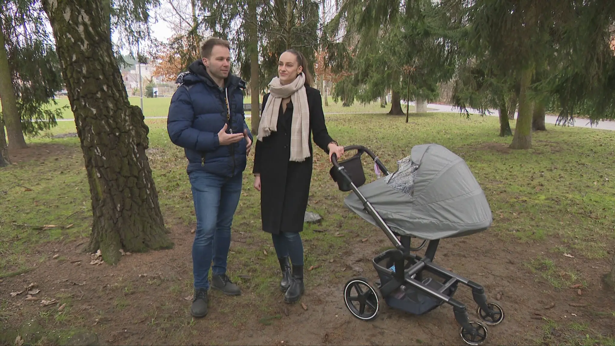 Manželia Bezdedovci s kočárom 
