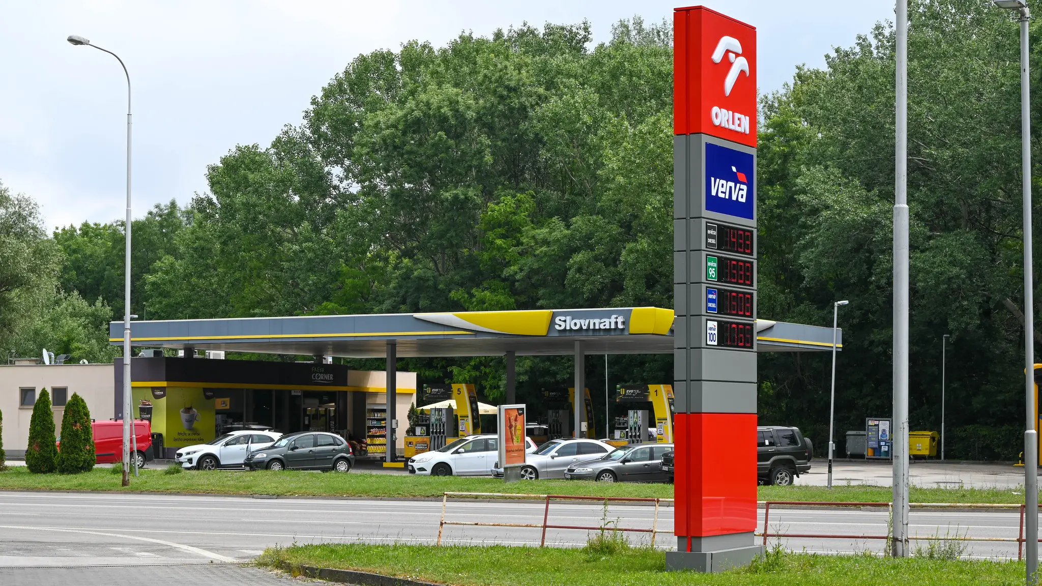 Benzínky Orlen a Slovnaft tesne pri sebe 