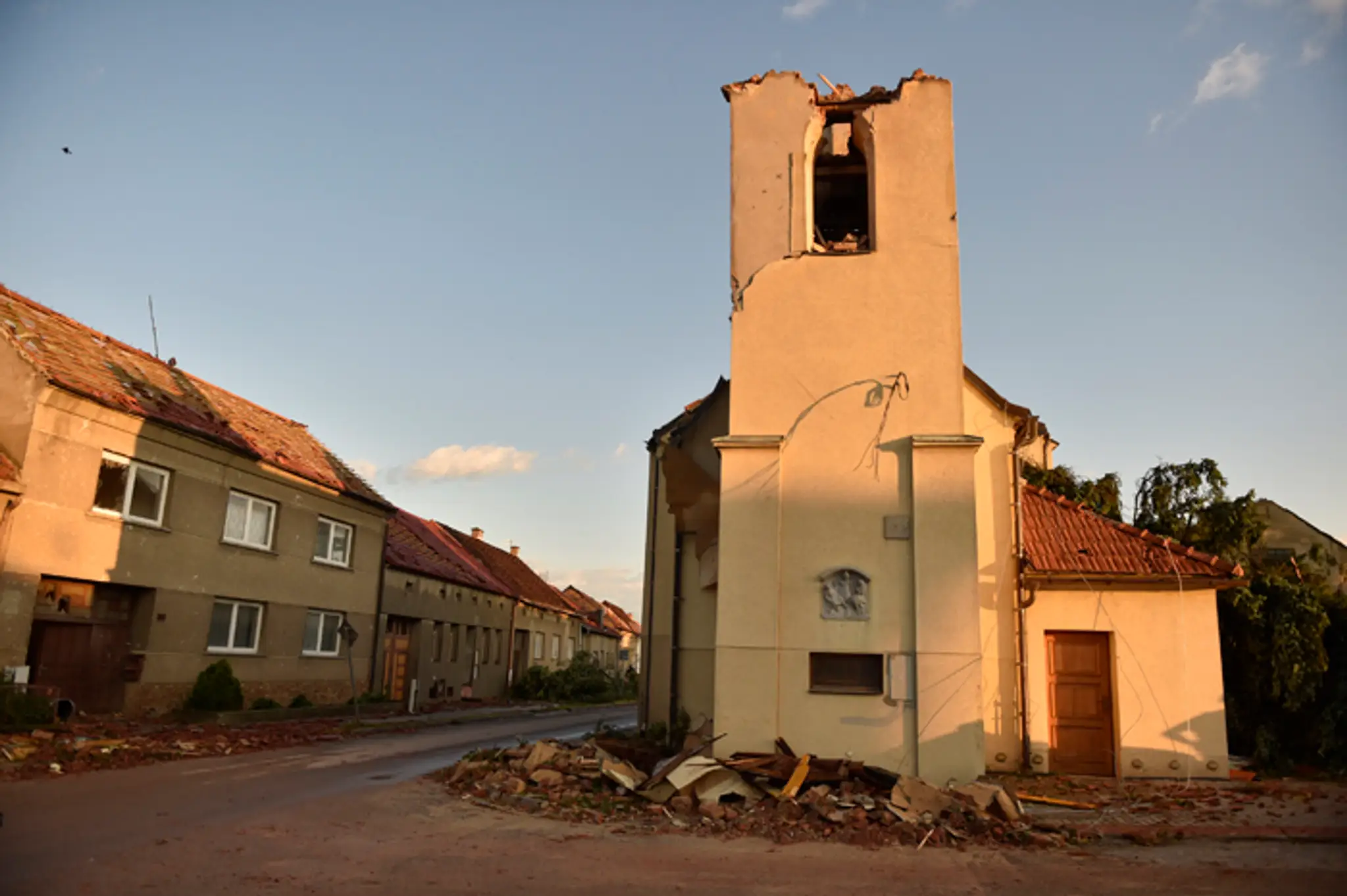 Zničená kostolná veža v obci Hrušky po tornáde na Morave.