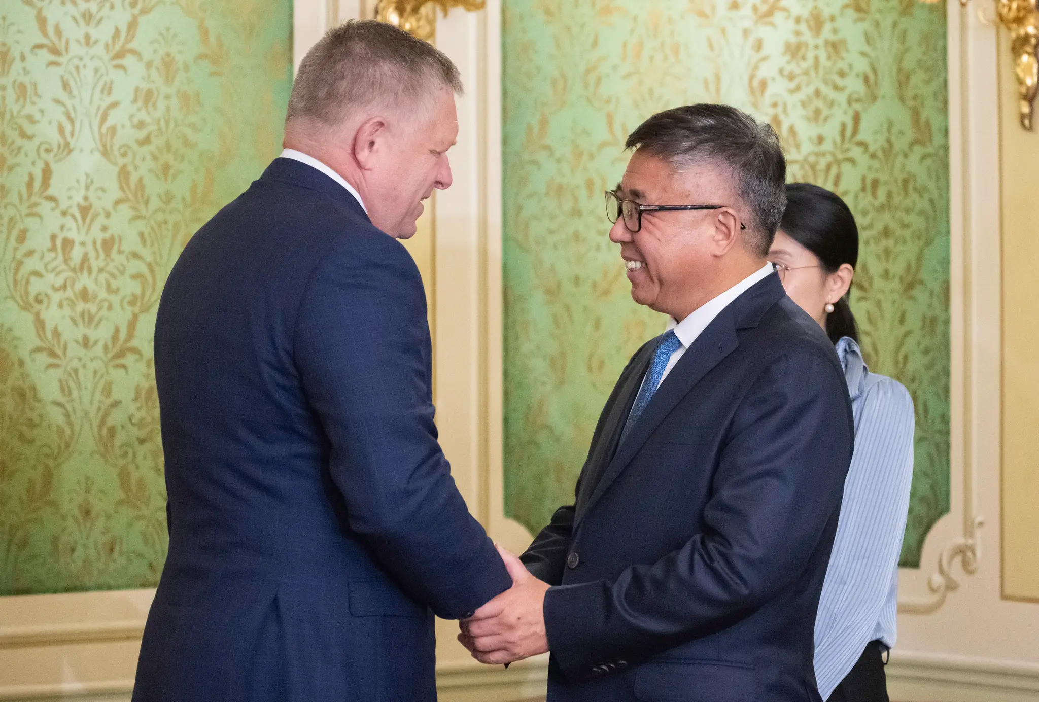 Na snímke predseda vlády Robert Fico (vľavo) a predseda predstavenstva Gotion Hi-Tech Li Čen.