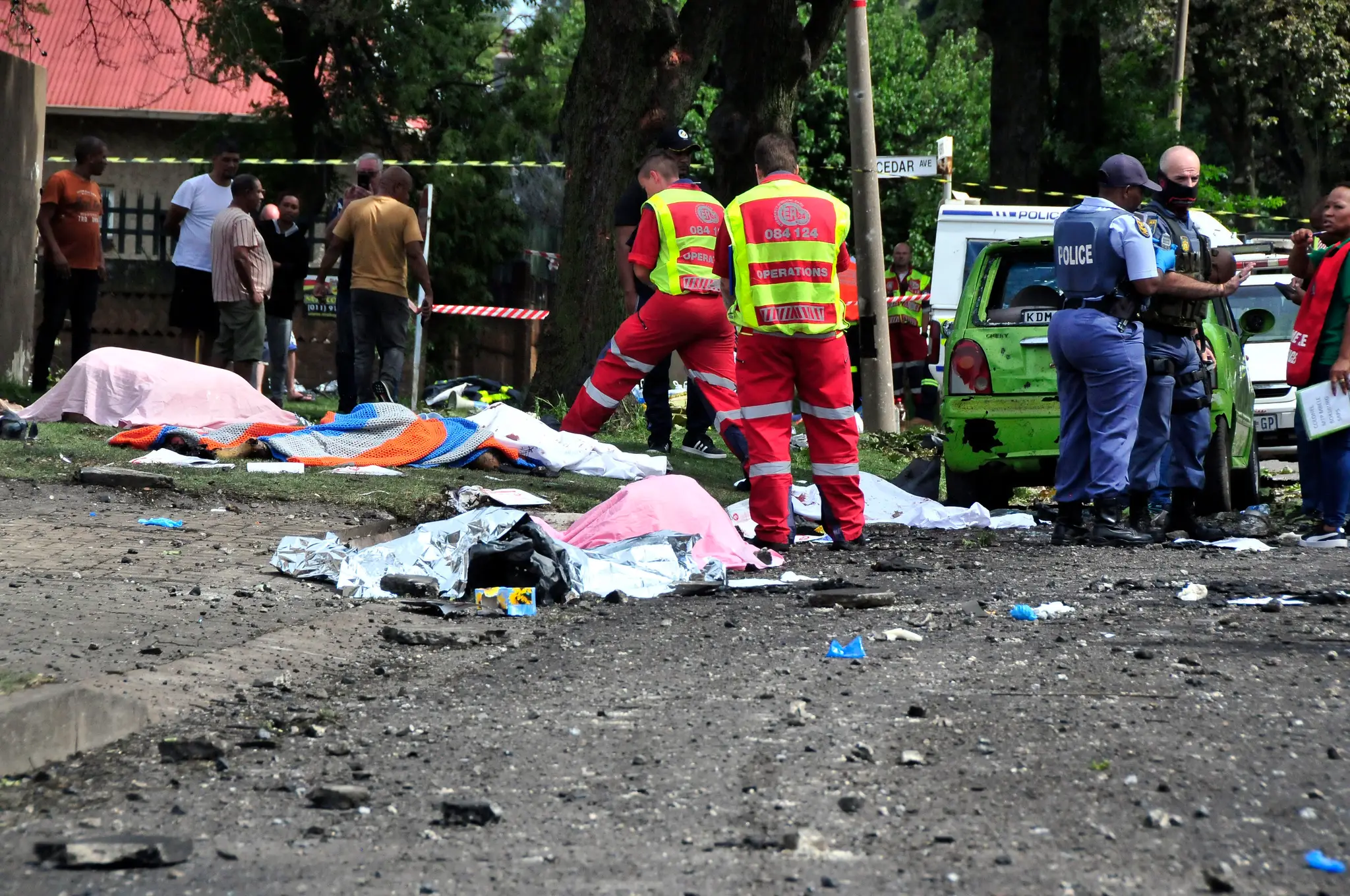 Telá obetí na mieste po výbuchu benzínovej cisterny v Johannesburgu.