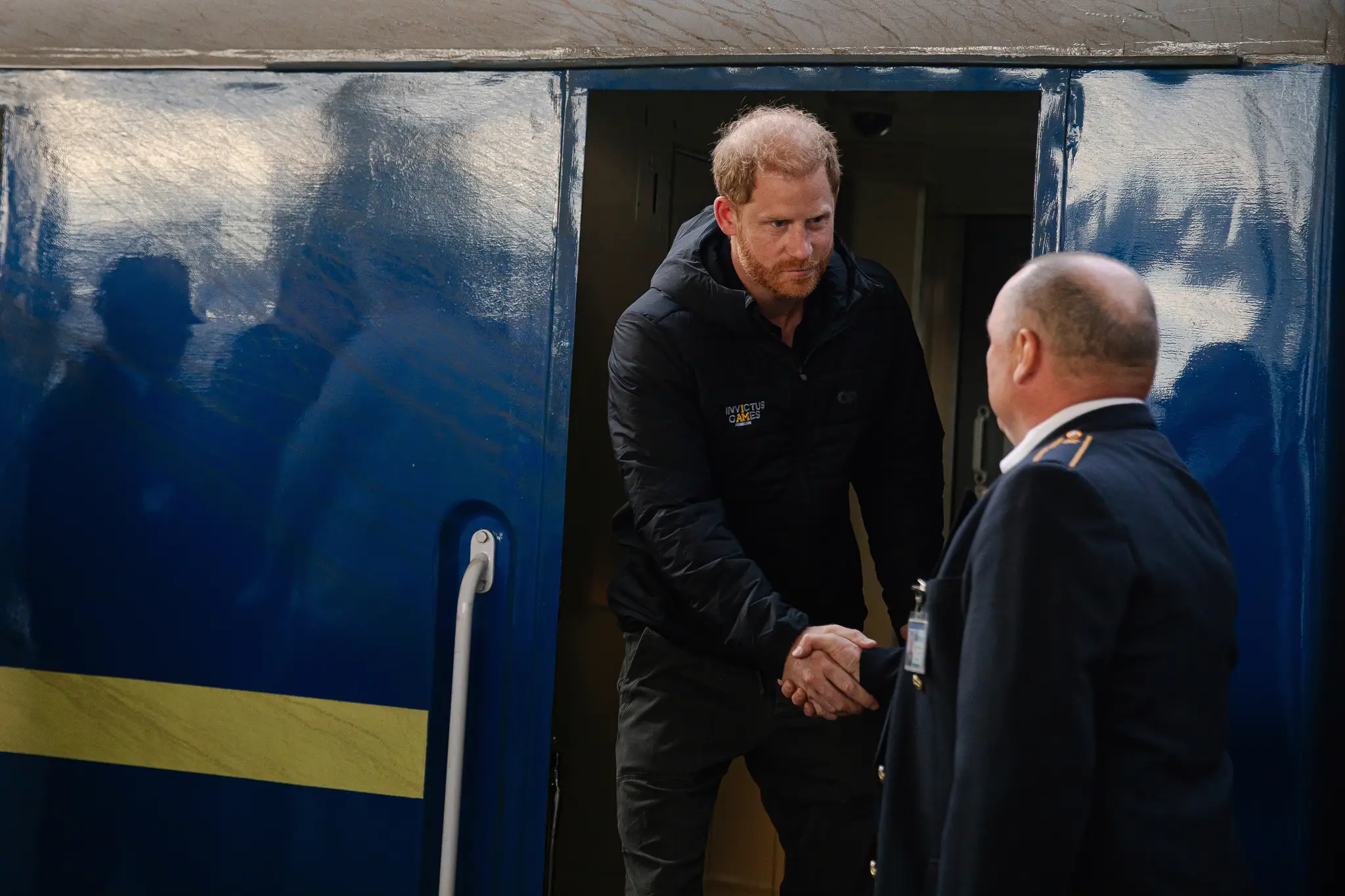 Britský princ Harry vystupuje z vlaku po príchode na železničnú stanicu v Kyjeve.