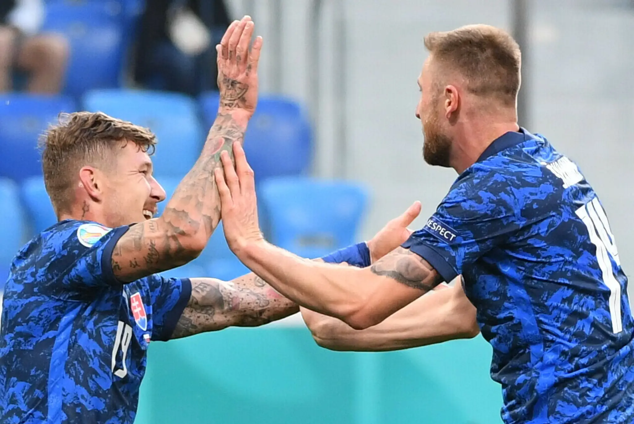 Milan Škriniar oslavuje svoj víťazný gól s Jurajom Kuckom.