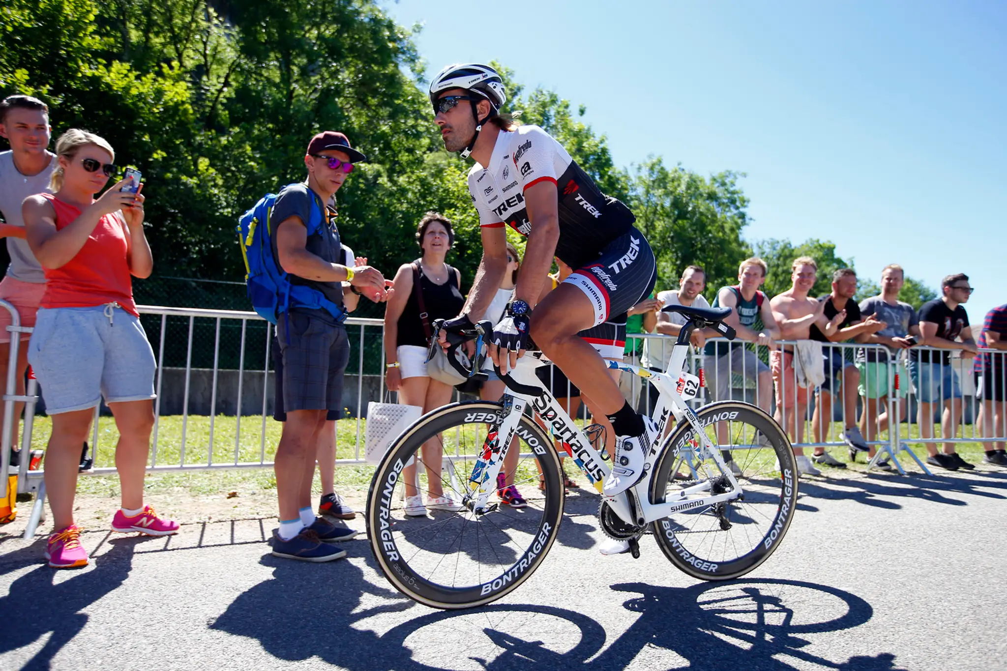 Švajčiarska cyklistická legenda Fabian Cancellara prichádza štart 16. etapy Tour de France