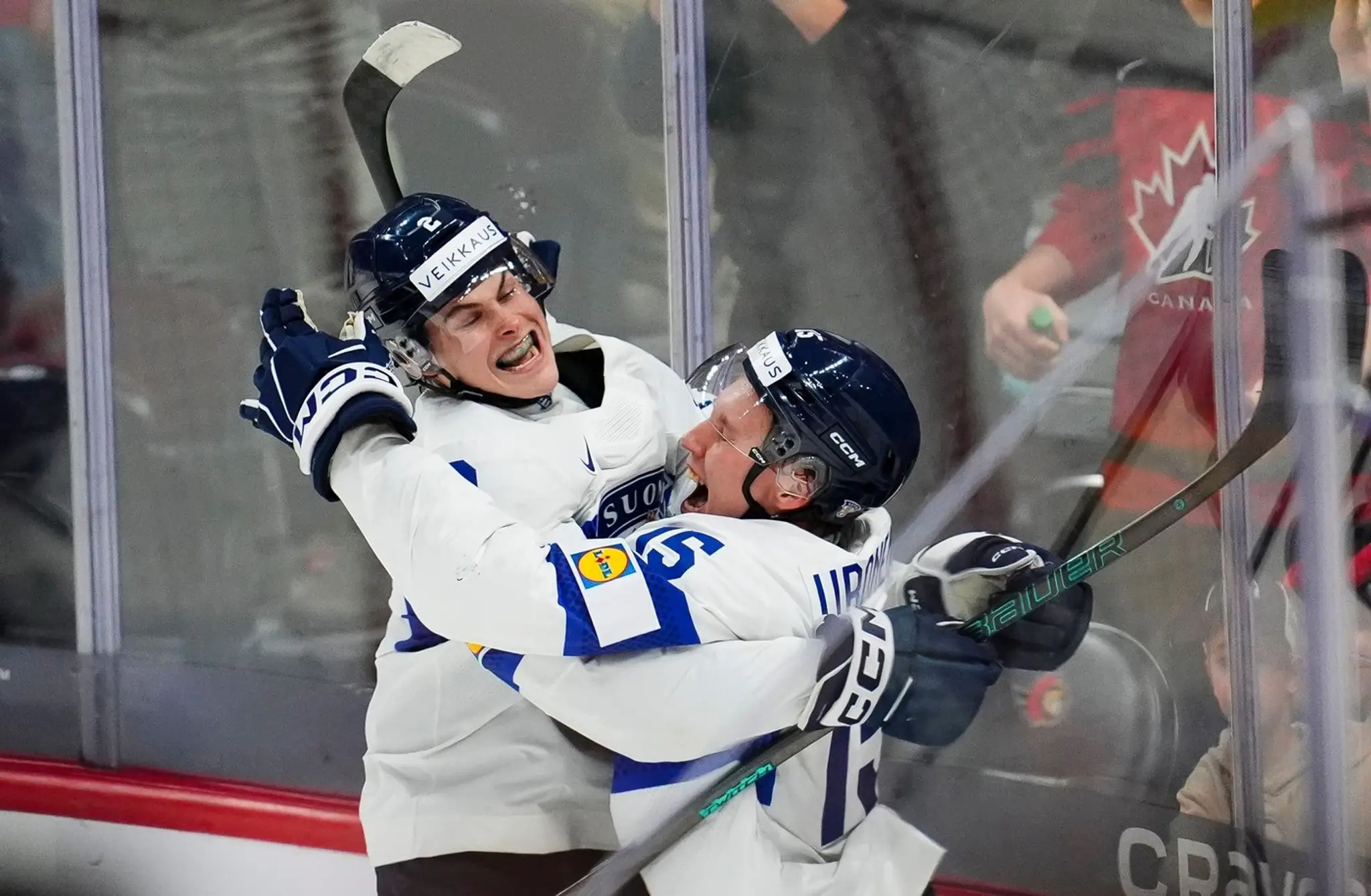Mitja Jokinen a Tuomas Uronen oslavujú gól na MS do 20 rokov