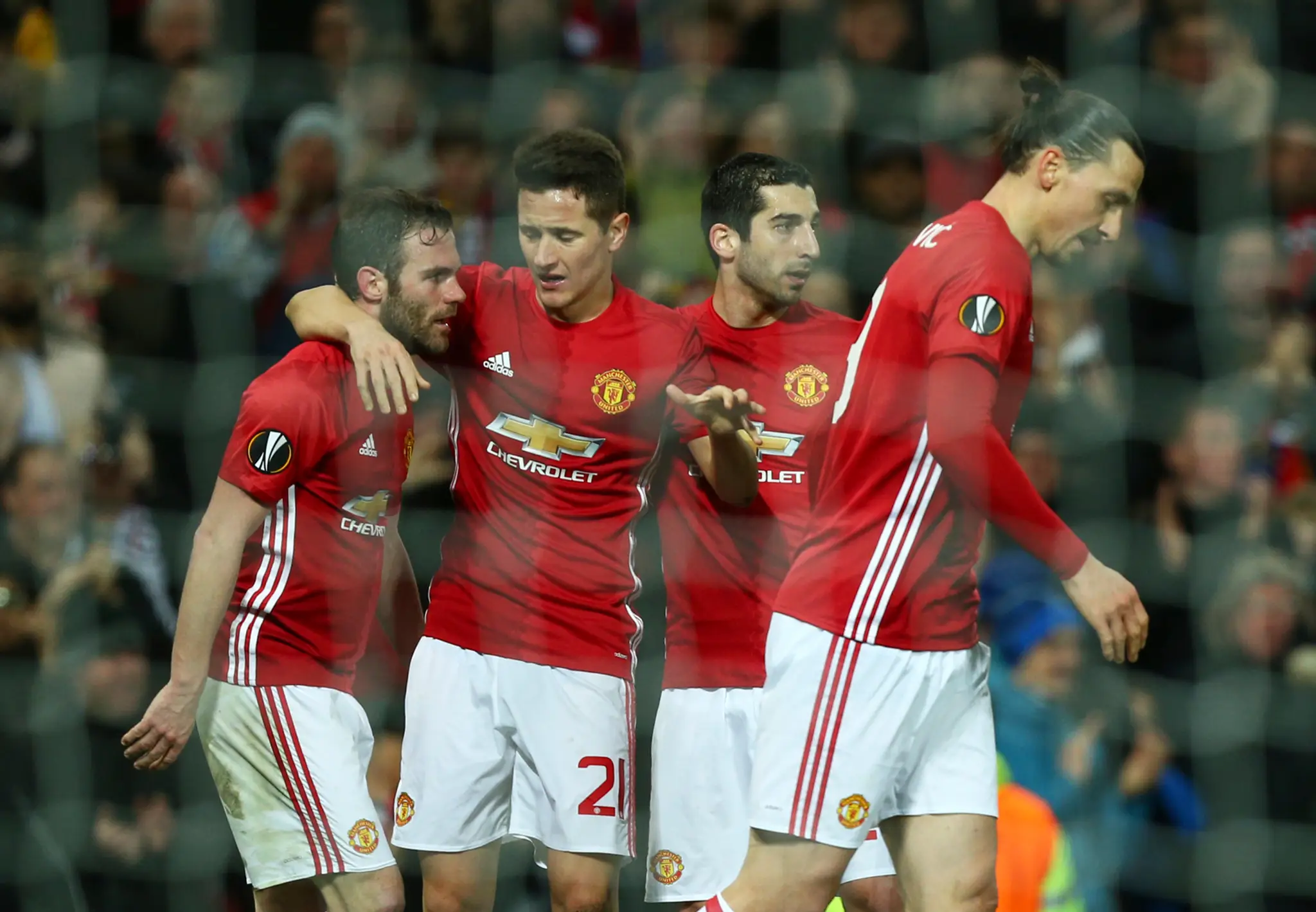 Radosť hráčov ManUtd po góle Juana Matu (vľavo) v odvete osemfinále EL proti Rostovu.
