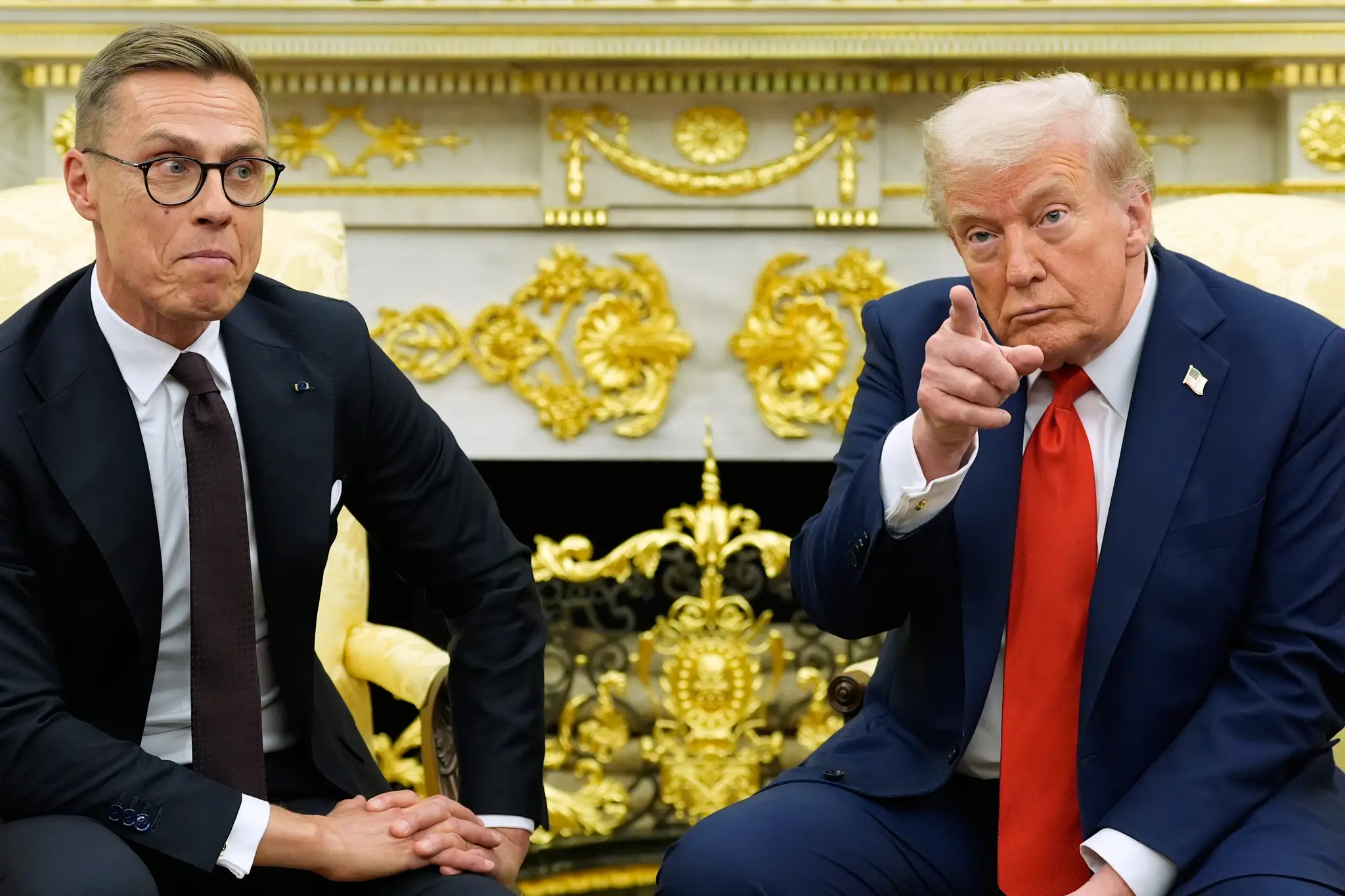 Americký prezident Donald Trump (vpravo) a fínsky prezident Alexander Stubb počas stretnutia v Oválnej pracovni Bieleho domu.