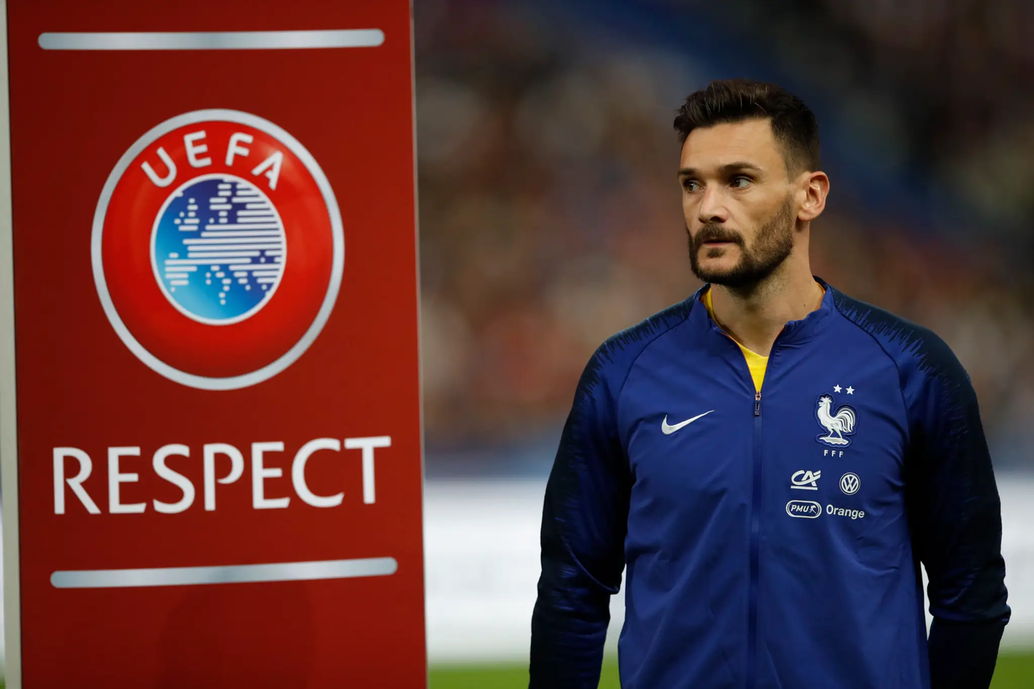 Sprava Francúzi Hugo Lloris a Olivier Giroud oslavujú triumf v kvalifikácii ME 2020 proti Albánsku.