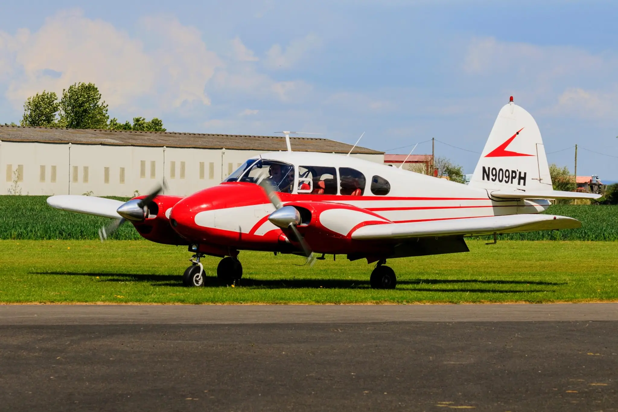 Piper PA-23 Apache (ilustračná fotografia).