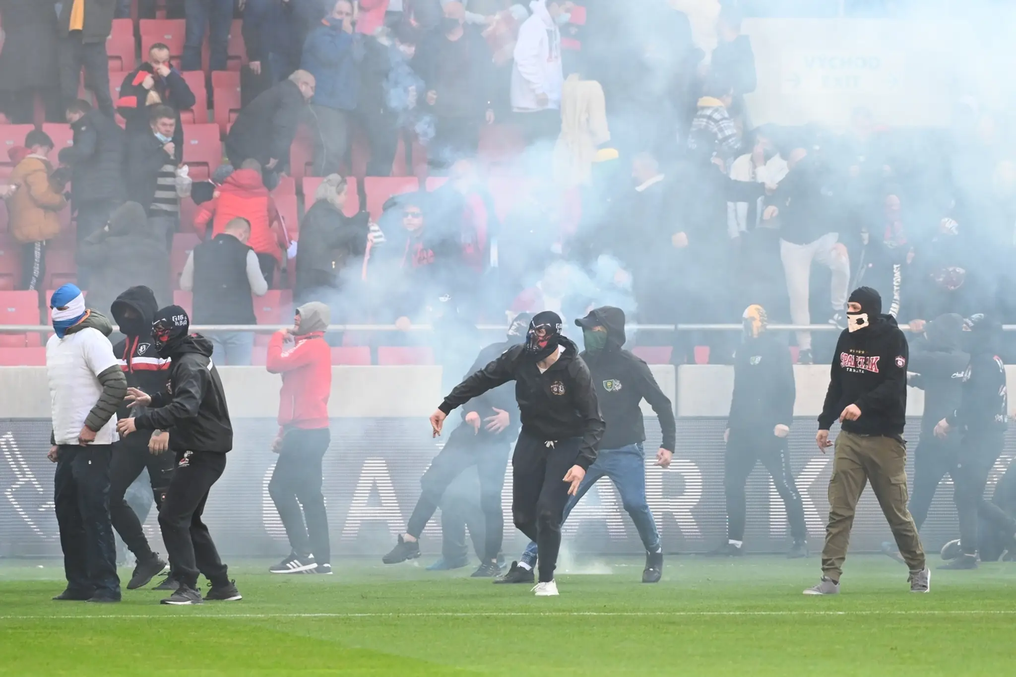 Bitka medzi fanúšikmi Slovana a Spartaka počas 11. kola futbalovej Fortuna ligy.