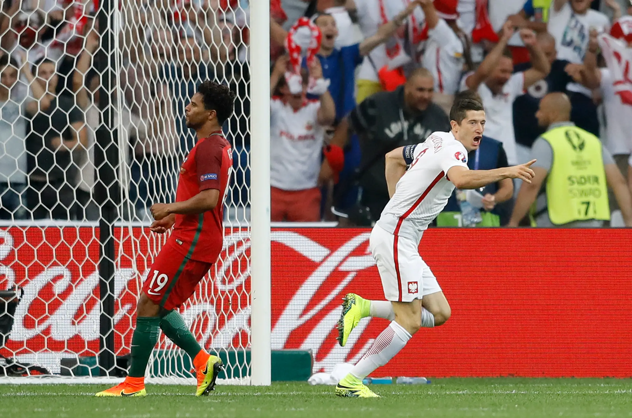 Bombardér Poľska Robert Lewandowski (vpravo) sa teší po strelení úvodného gólu vo štvrťfinále ME proti Portugalsku.