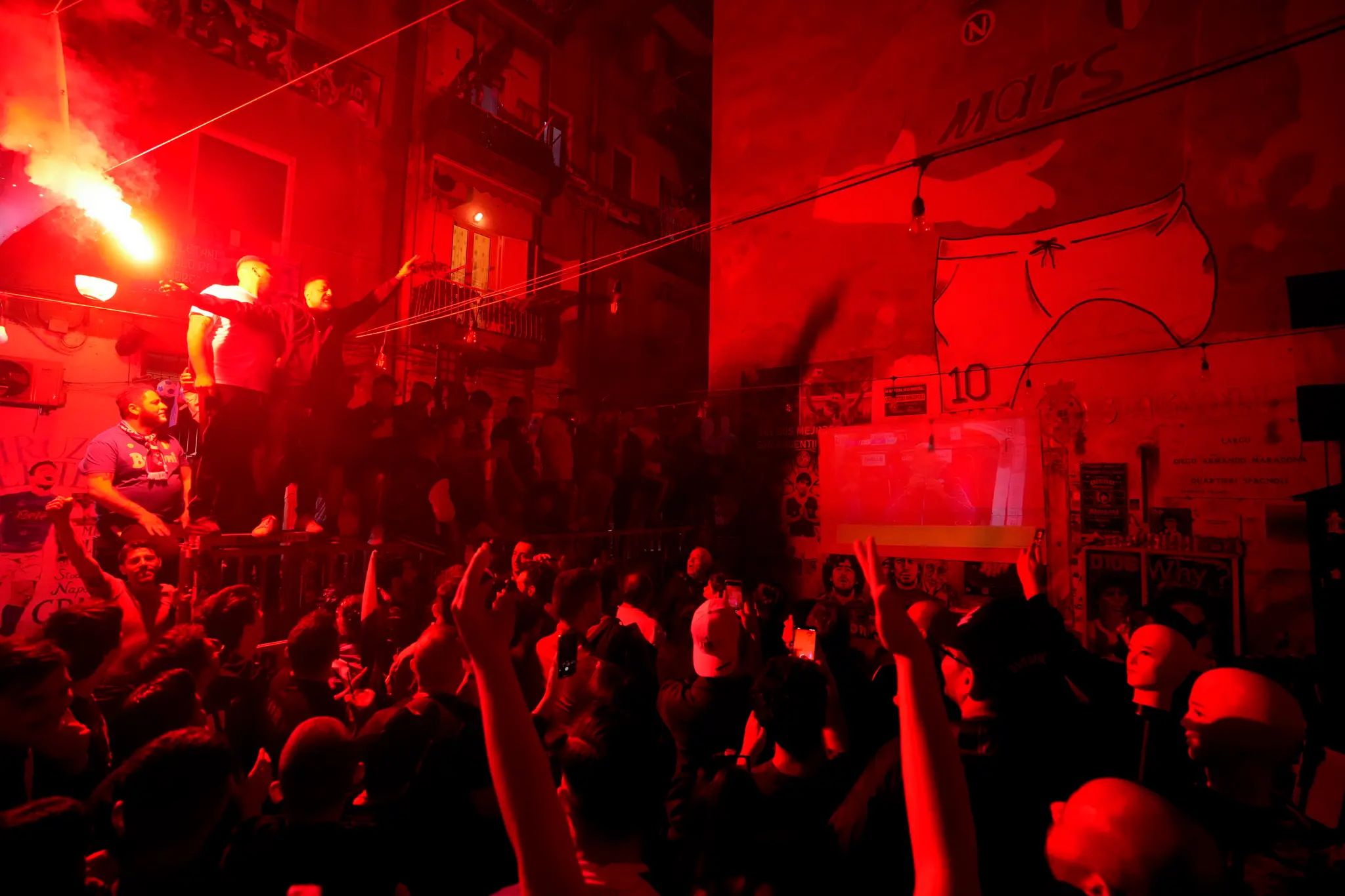 Fanúšikovia Neapolu oslavujú na ulici pred začiatkom futbalového zápasu.