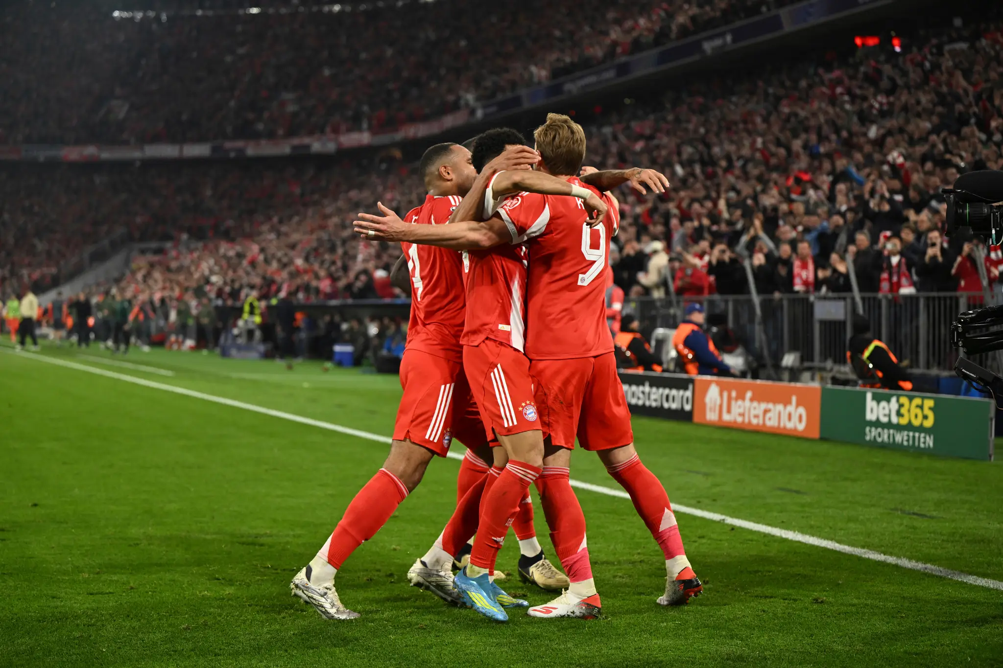 Hráči Bayernu oslavujú gól