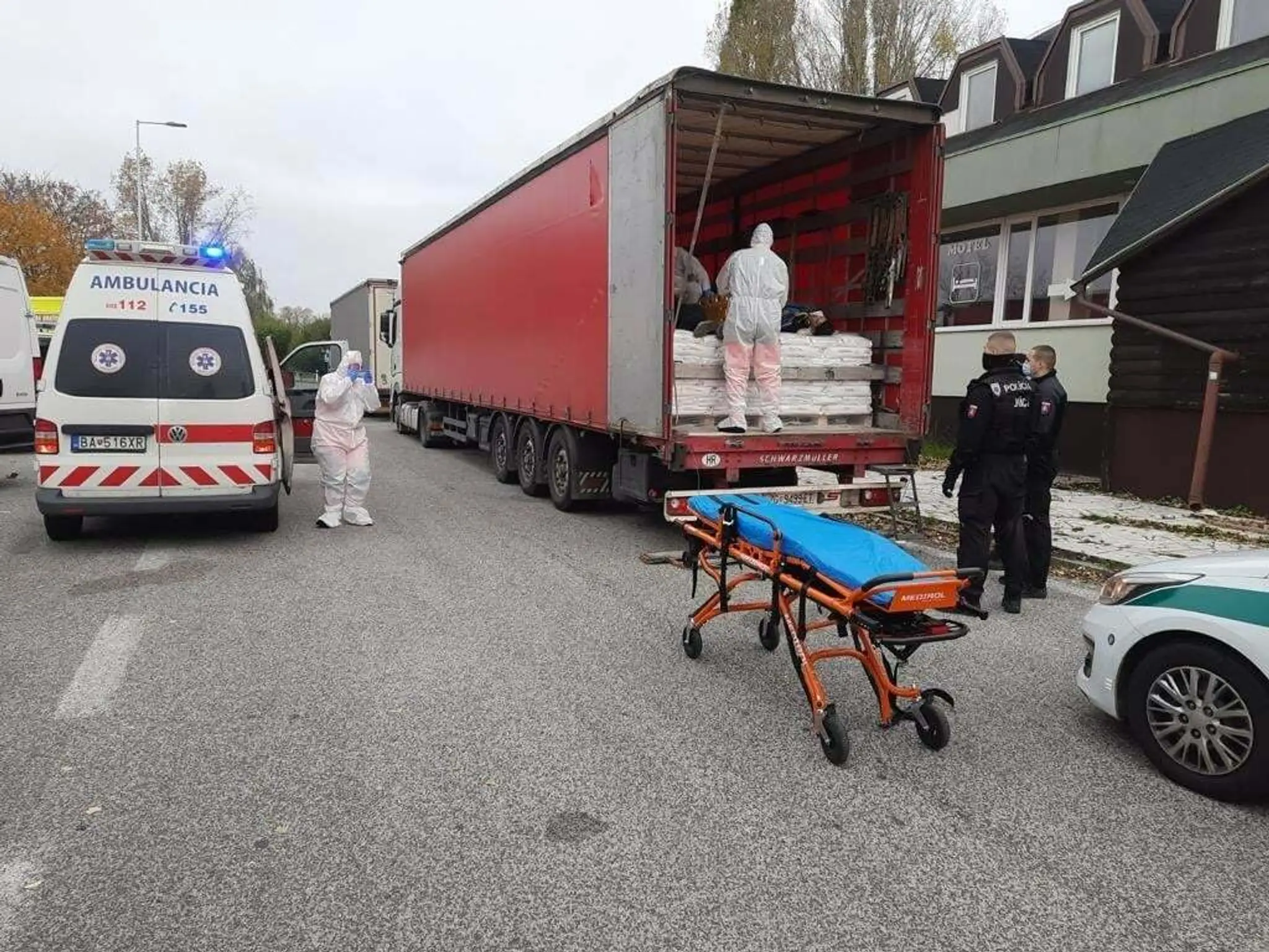 Muž vyskočil z vrtuľníka bez padáka, padal 40 metrov