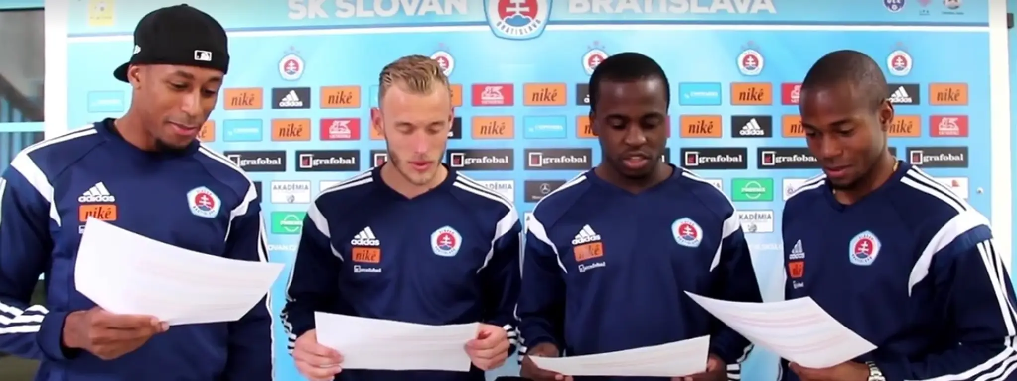 Hráči Slovana pri spievaní slovenskej hymny.