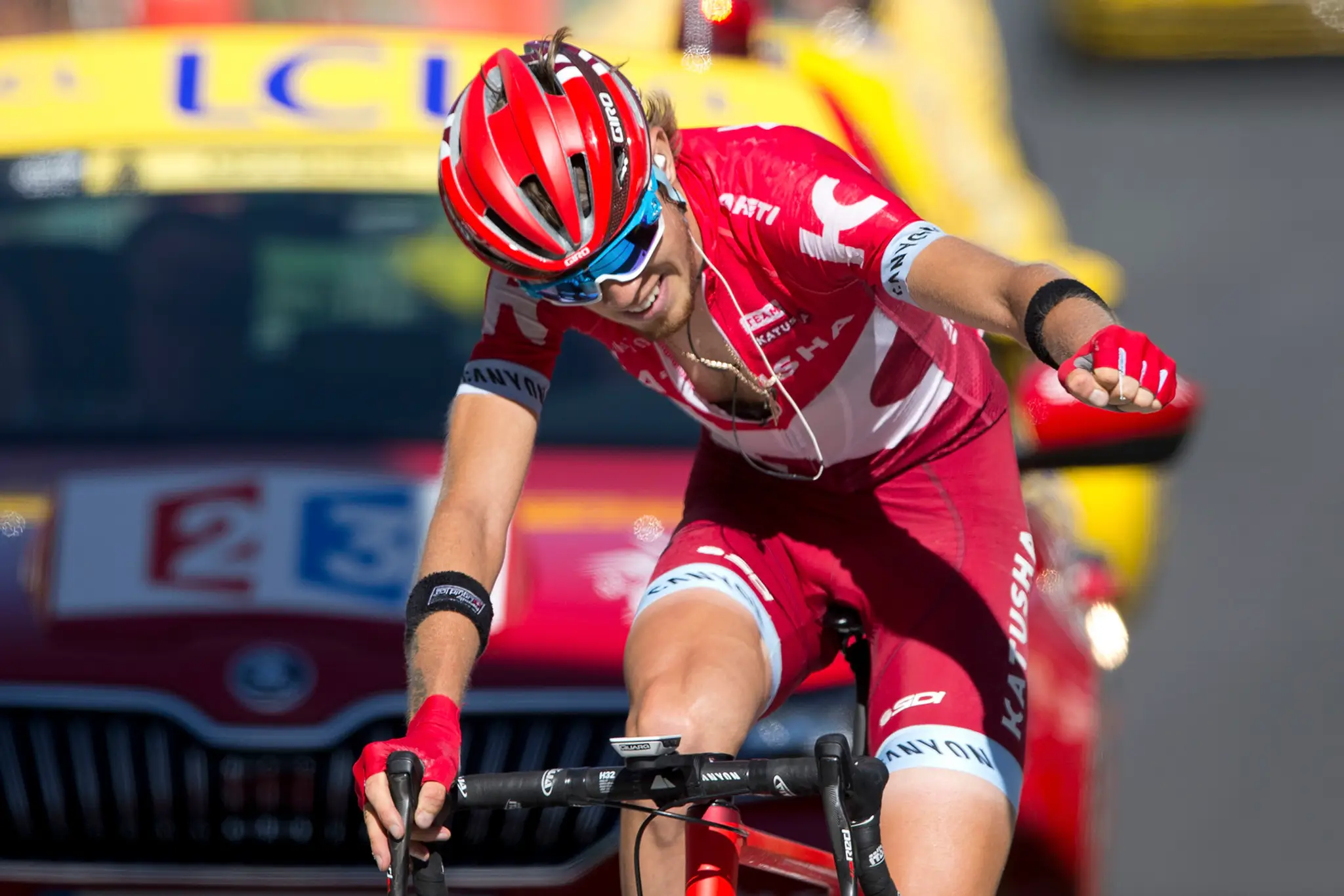 Ilnur Zakarin oslavuje víťazstvo v 17. etape TdF