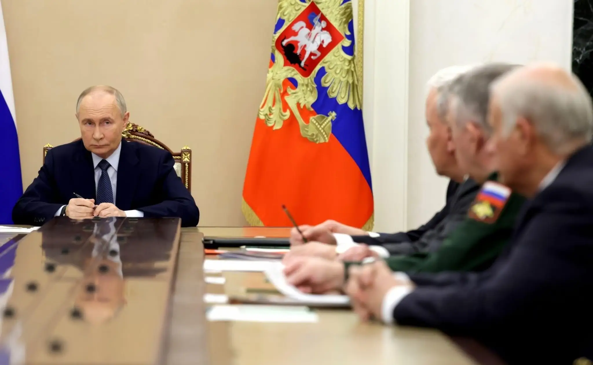 Vladimir Putin počas stretnutia s najvyššími predstaviteľmi ruskej armády.