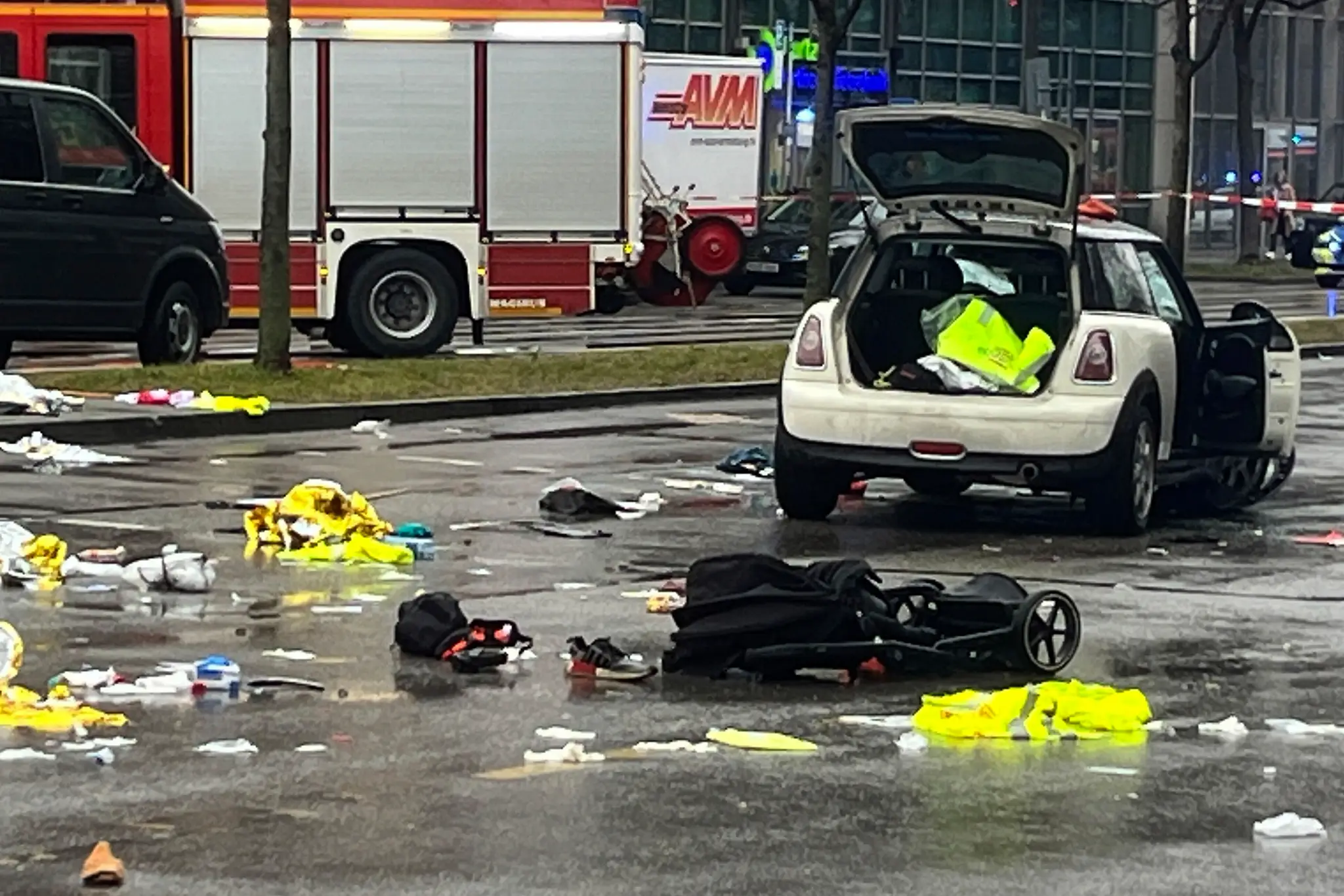 Policajti a záchranári zasahujú na mieste nehody po tom, ako auto vrazilo do davu ľudí v Mníchove..