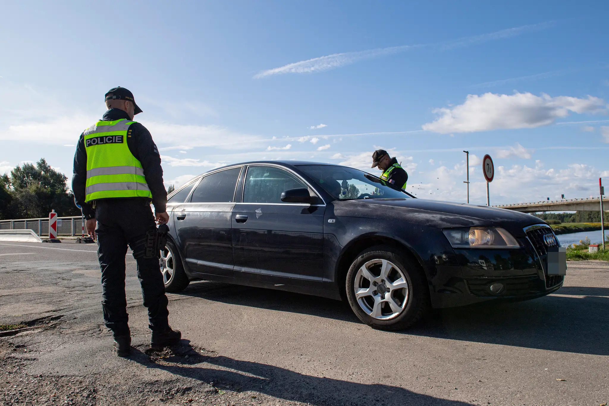 Na snímke českí policajti náhodne kontrolujú osobné motorové vozidlo na česko-slovenskej hranici