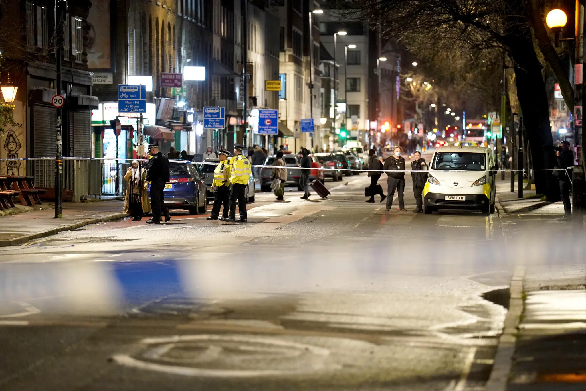 Policajné pásky neďaleko miesta streľby pri kostole v Londýne.