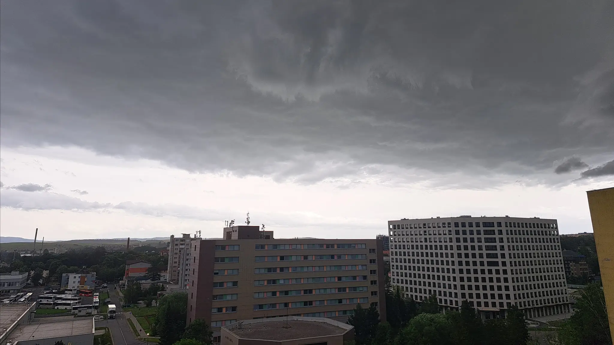 Na snímke búrka postupujúca zo západu cez Poprad.