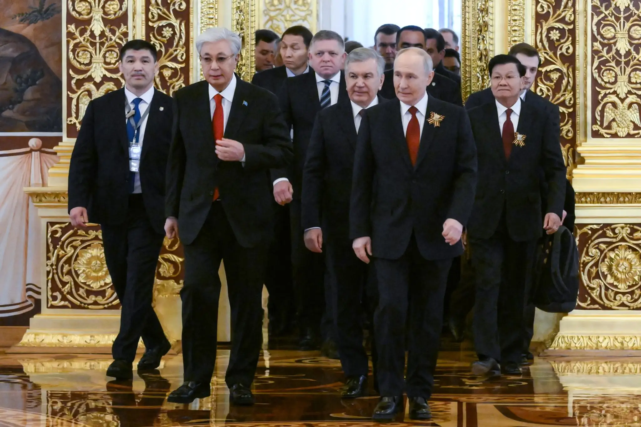 Robert Fico (v strede vzadu) nasleduje spolu s ďalšími lídrami krajín ruského prezidenta Vladimira Putina do sály v Kremli.