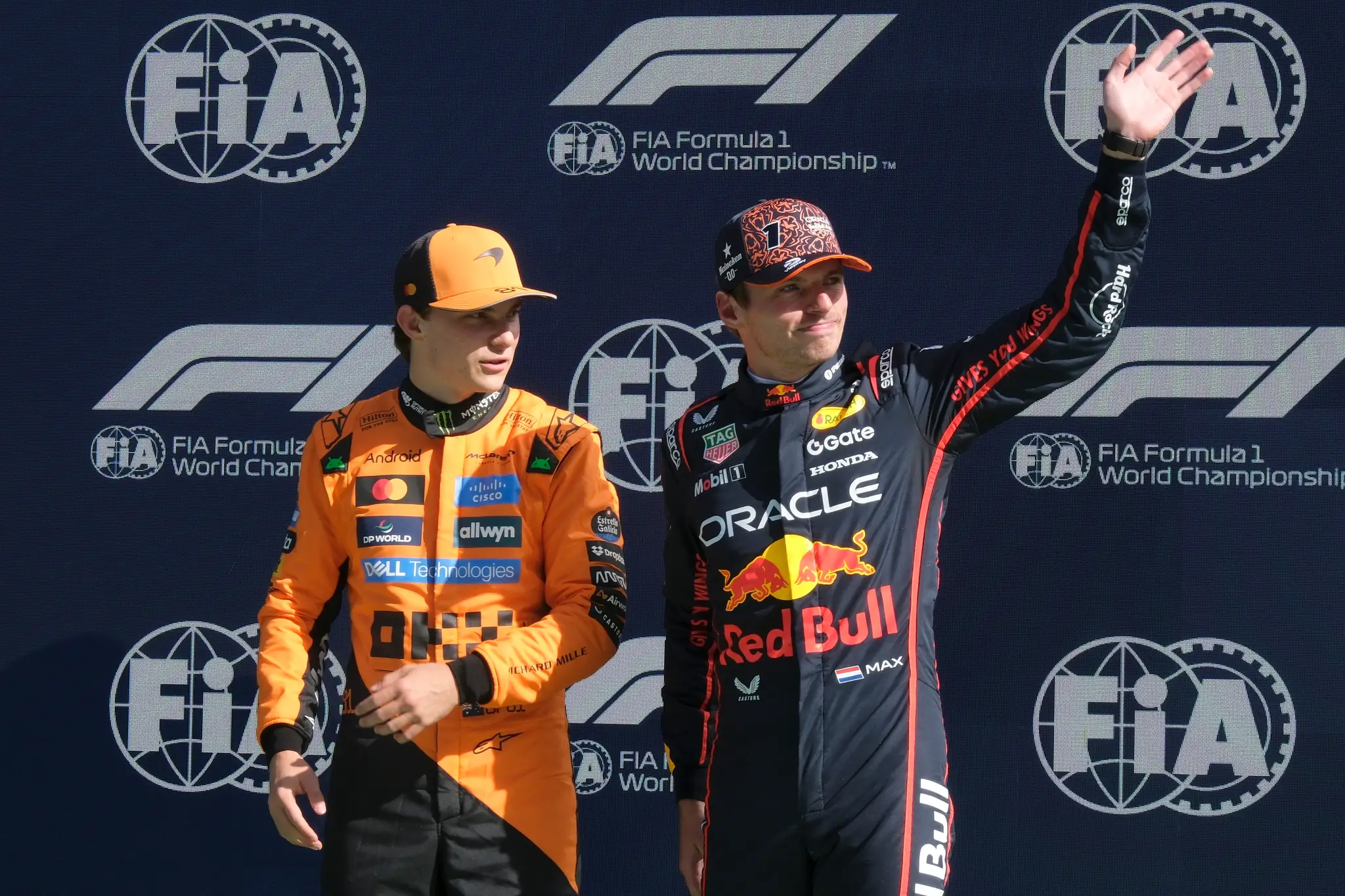Oscar Piastri a Max Verstappen po kvalifikácii na VC Holandska.