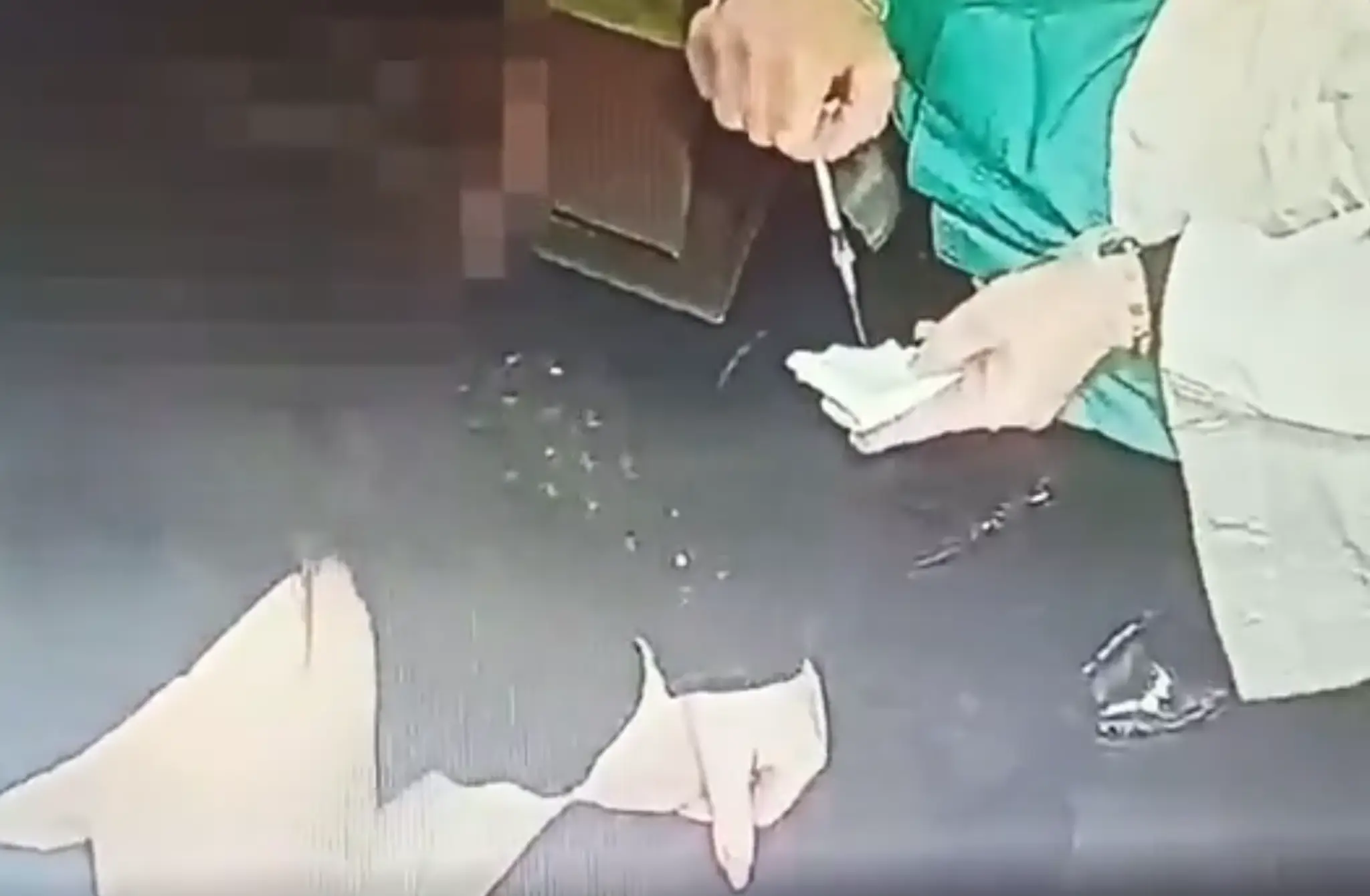 Sestrička vyprázdňuje očkovaciu látku do obväzu.