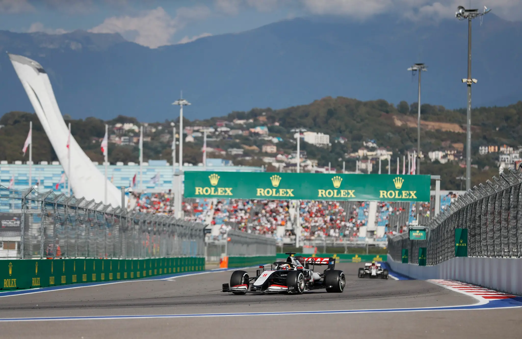  Na snímke z 27. spetembra 2020 monoposty F1 na okruhu Sochi Autodrom počas VC Ruska v Soči.