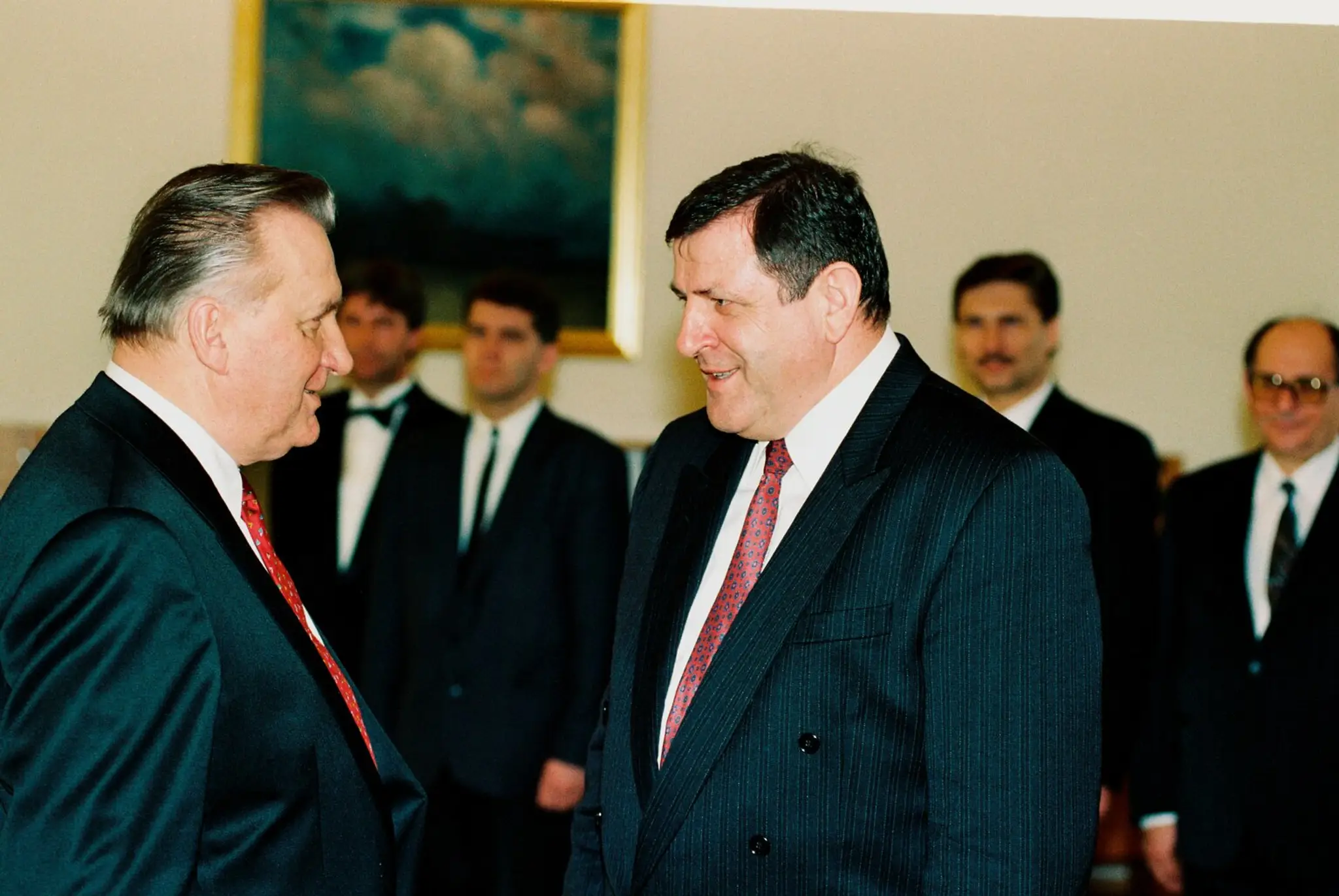 Vtedajší predseda vlády Vladimír Mečiar gratuluje Michalovi Kováčovi k zvoleniu za prezidenta SR (marec 1993).