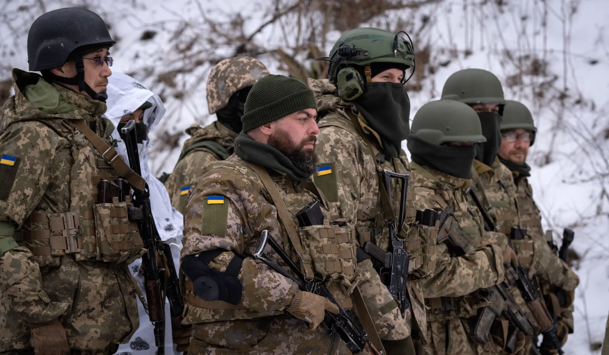 Príslušníci práporu Sibír ukrajinskej armády, ktorý tvoria výlučne občania Ruskej federácie, odpočívajú počas vojenského výcviku neďaleko Kyjeva.