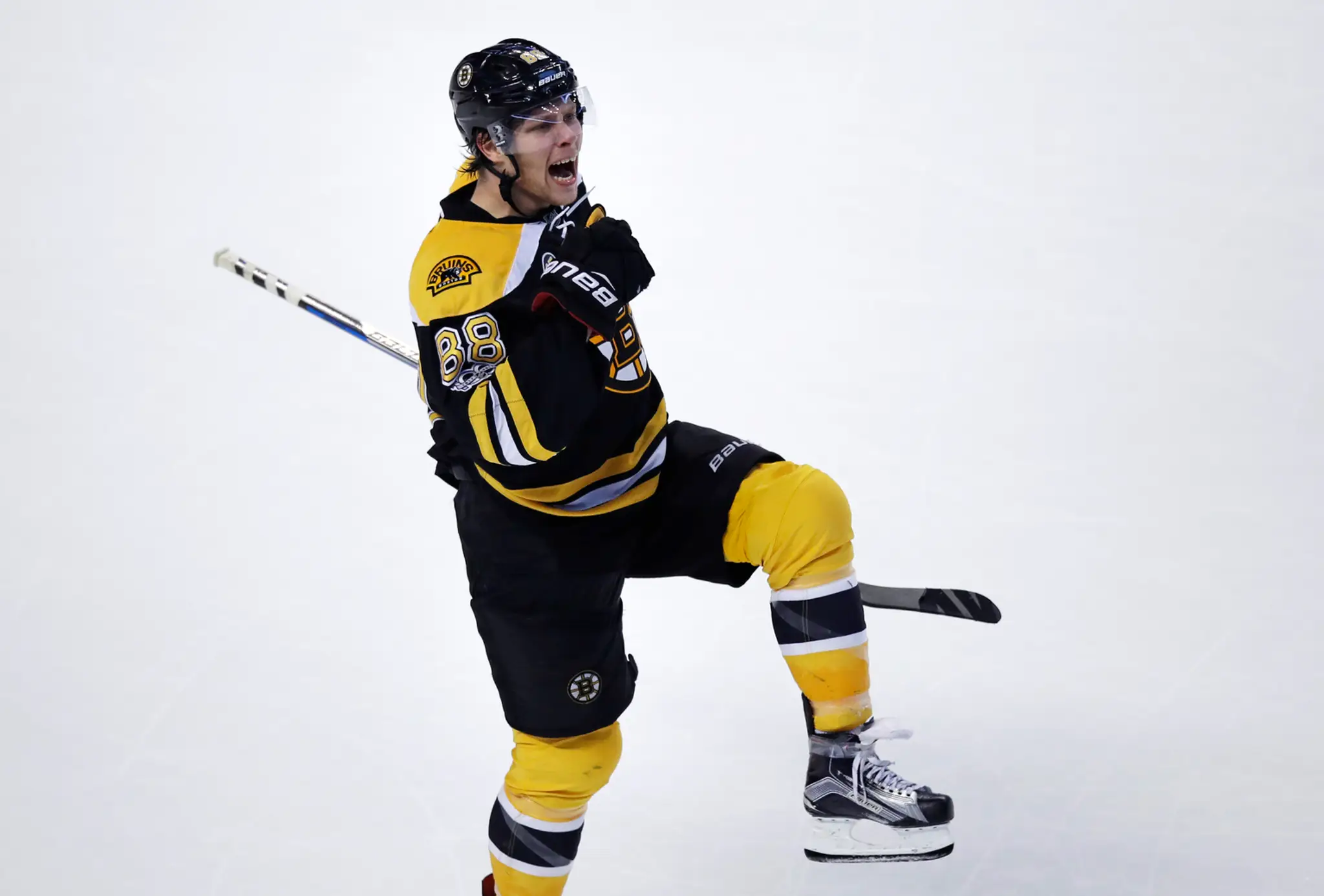 Radosť českého útočníka v drese Bostonu Davida Pastrňáka po góle do siete Detroitu.