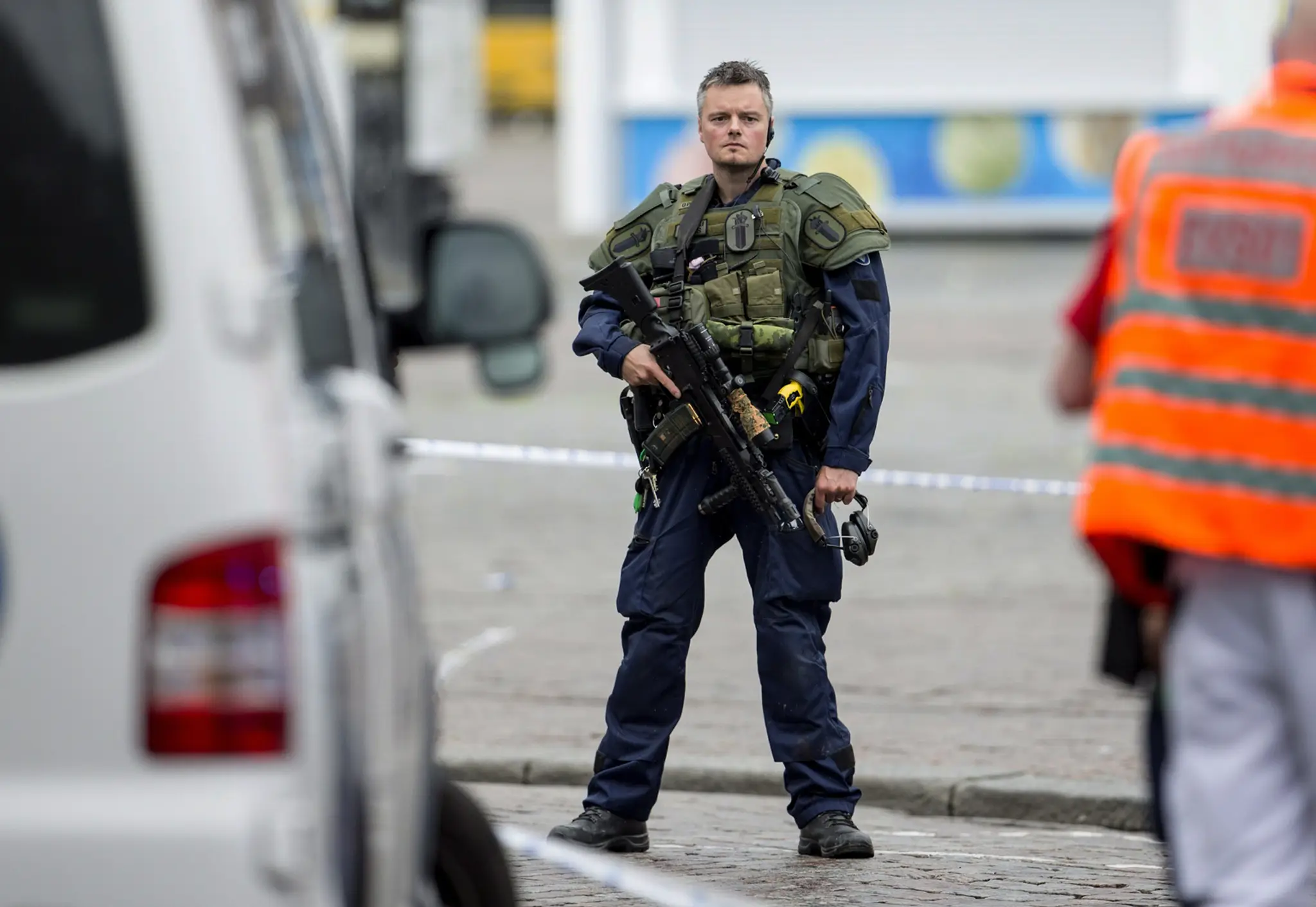 Fínsky policajt hliadku v centre Turku po útoku nožom.