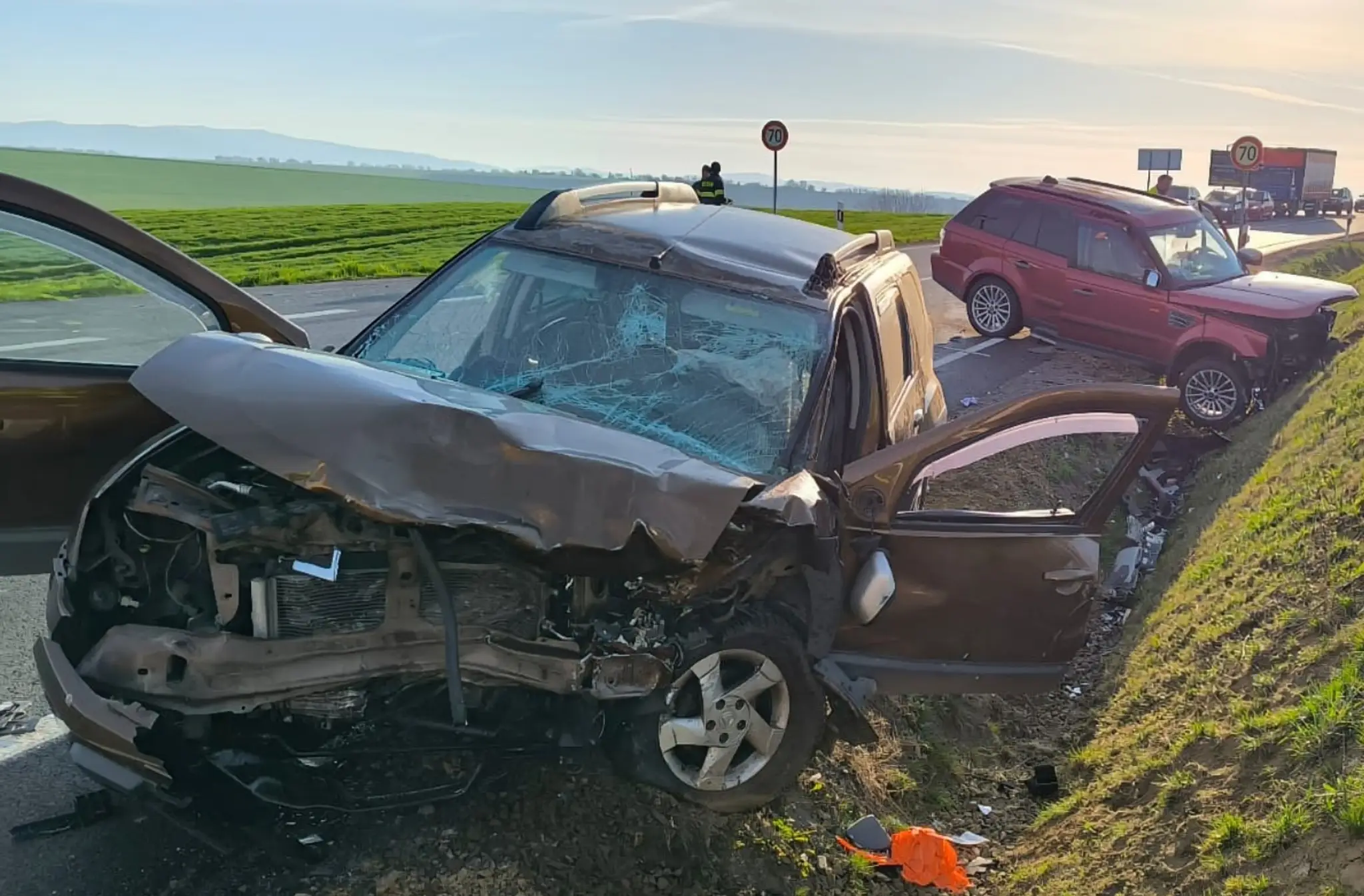 FOTO+VIDEO: Smrteľná nehoda pri Vrábľoch. Po čelnom náraze vymrštilo autá do priekopy, o život prišiel zrejme nepripútaný spolujazdec (†52)