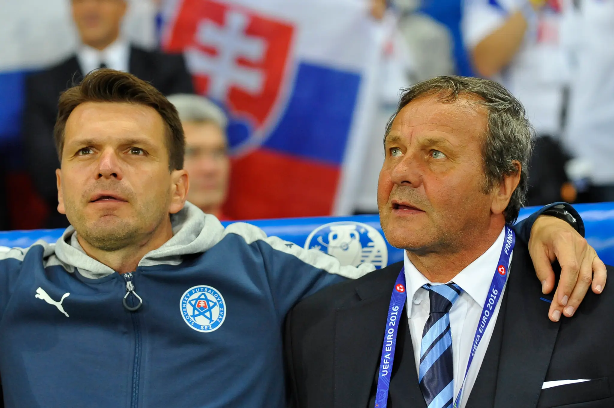 Kouč slovenskej futbalovej Ján Kozák so svojim asistentom Štefanom Tarkovičom.
