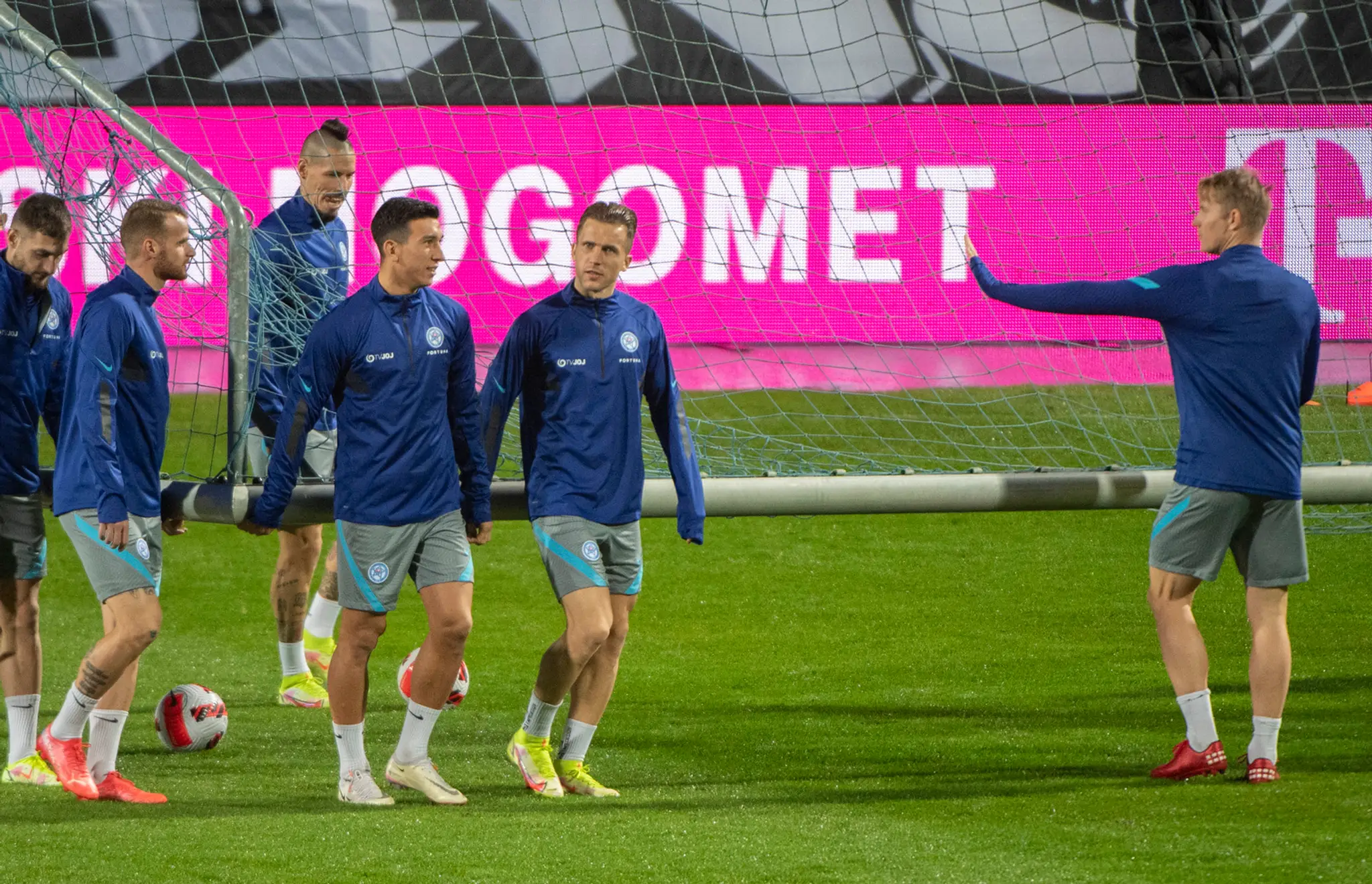 Slovenskí futbalisti počas tréningu pred pondelkovým kvalifikačným zápasom proti Chorvátsku.
